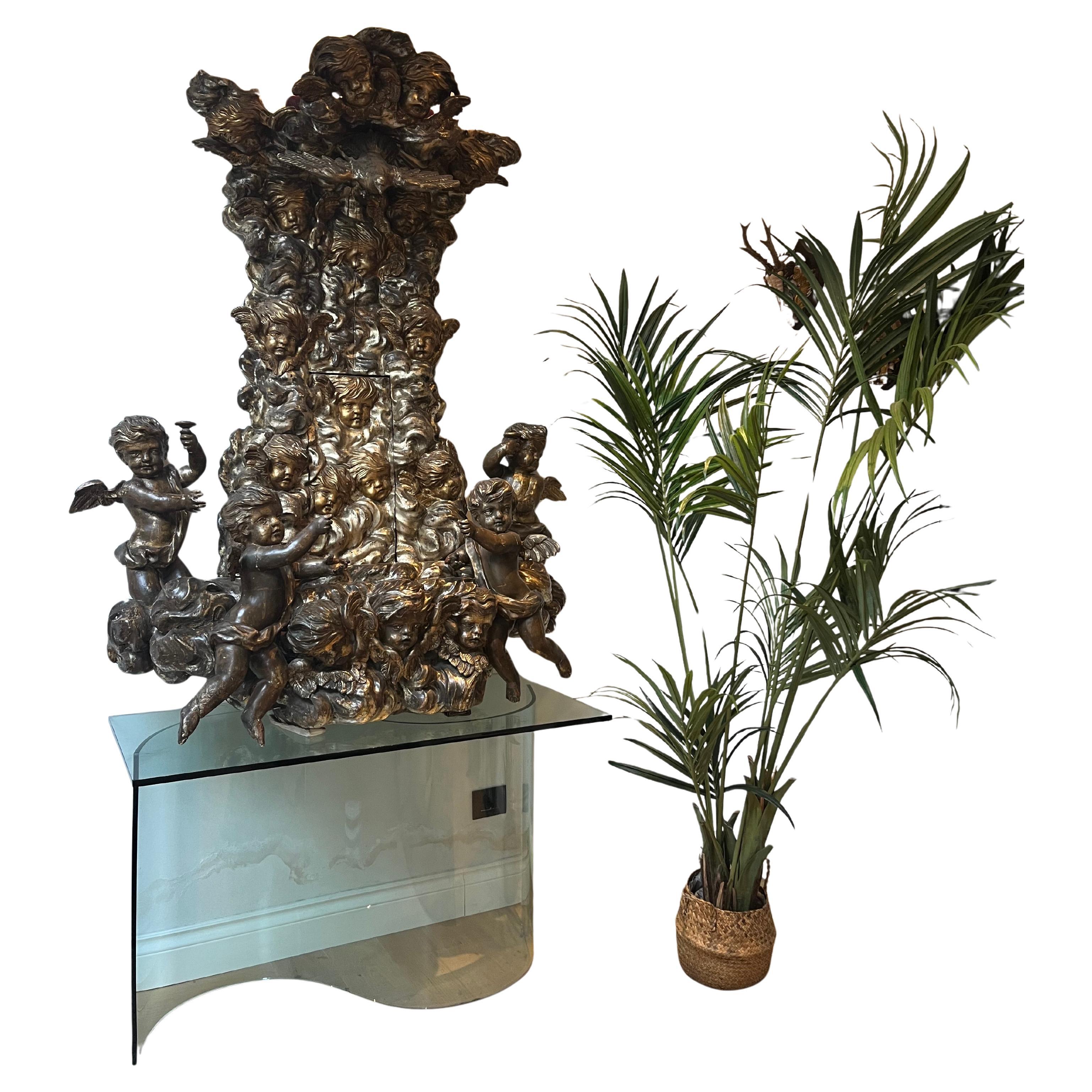 Maestoso Altare in legno scolpito a mano con cherubini e Spirito Santo, XVII Sec in vendita