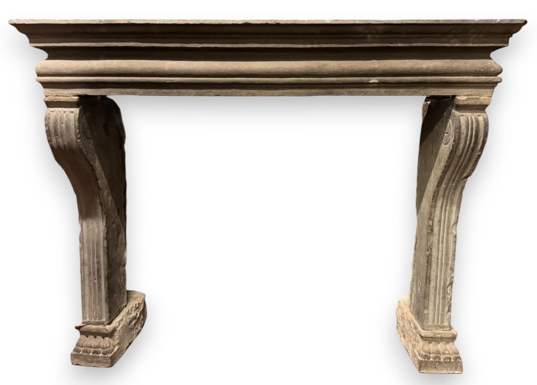Majestic and antique Serena stone fireplace of great importance, hand carved in the legs and pediment with geometric shape.
Serena stone is a sandstone widely used in historic Tuscan architecture. Used for making decorative elements such as