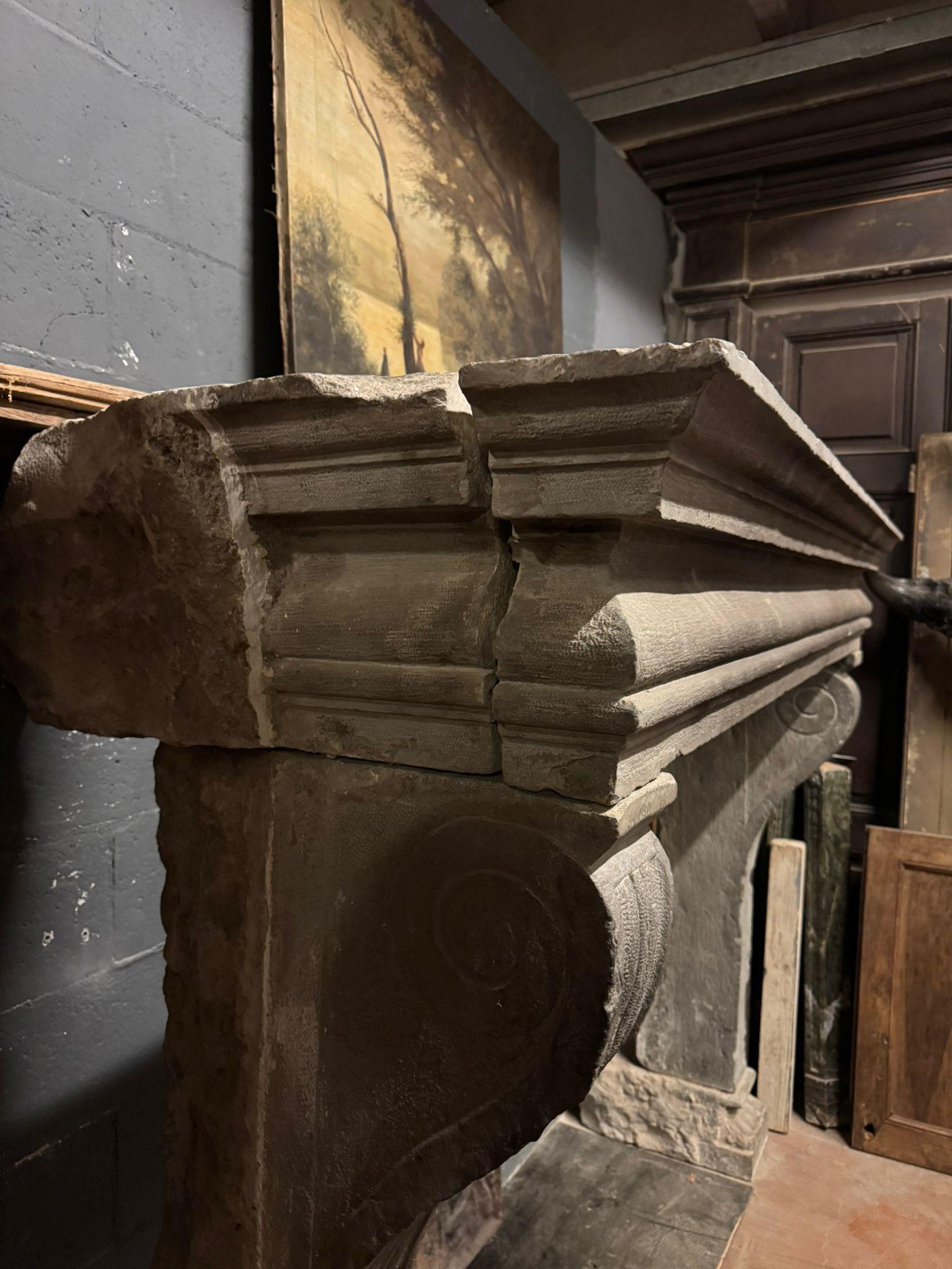 Majestic and large chimney mantle  in pietra Serena, italy In Good Condition For Sale In Cuneo, Italy (CN)