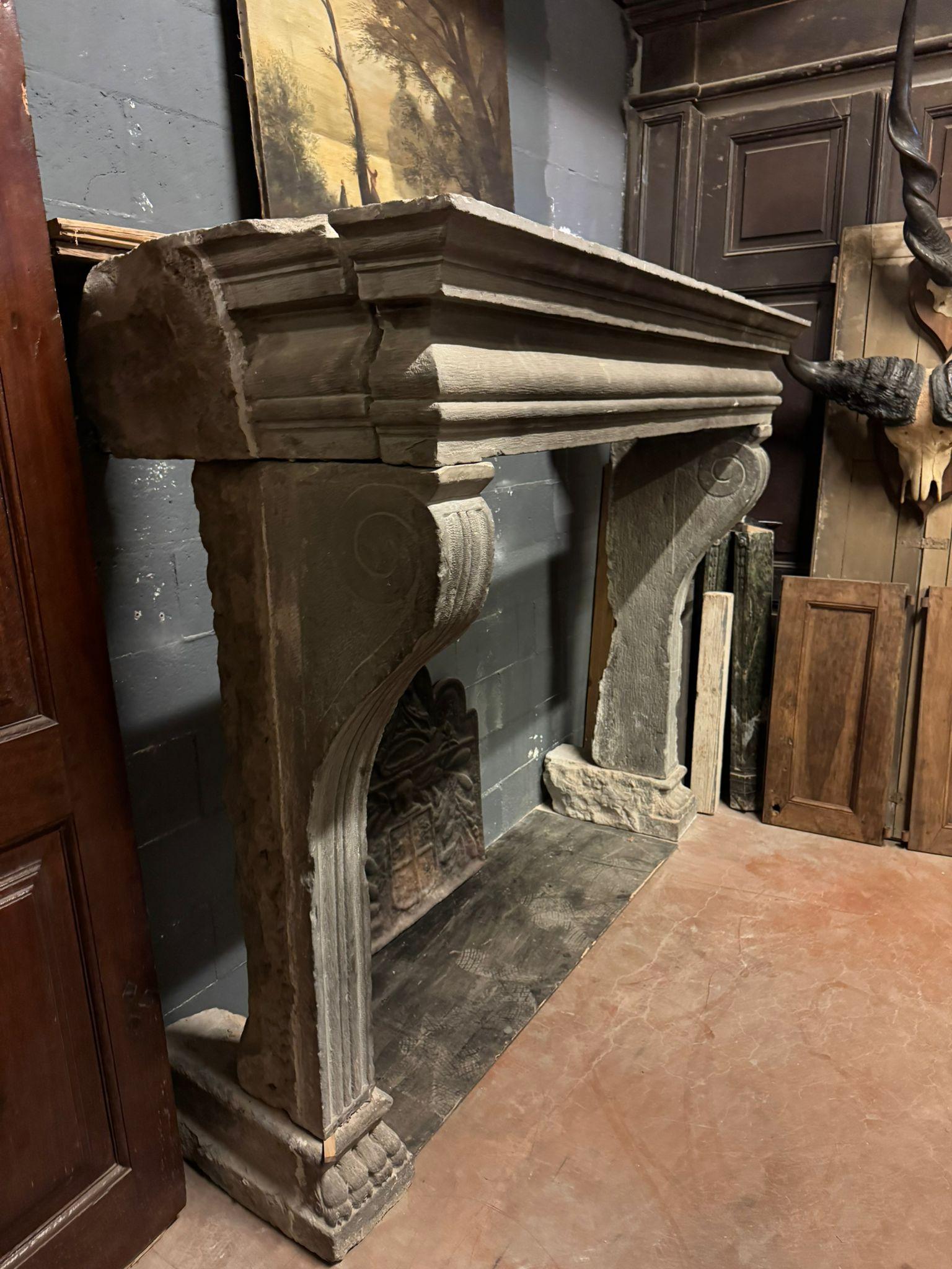 Stone Majestic and large chimney mantle  in pietra Serena, italy For Sale