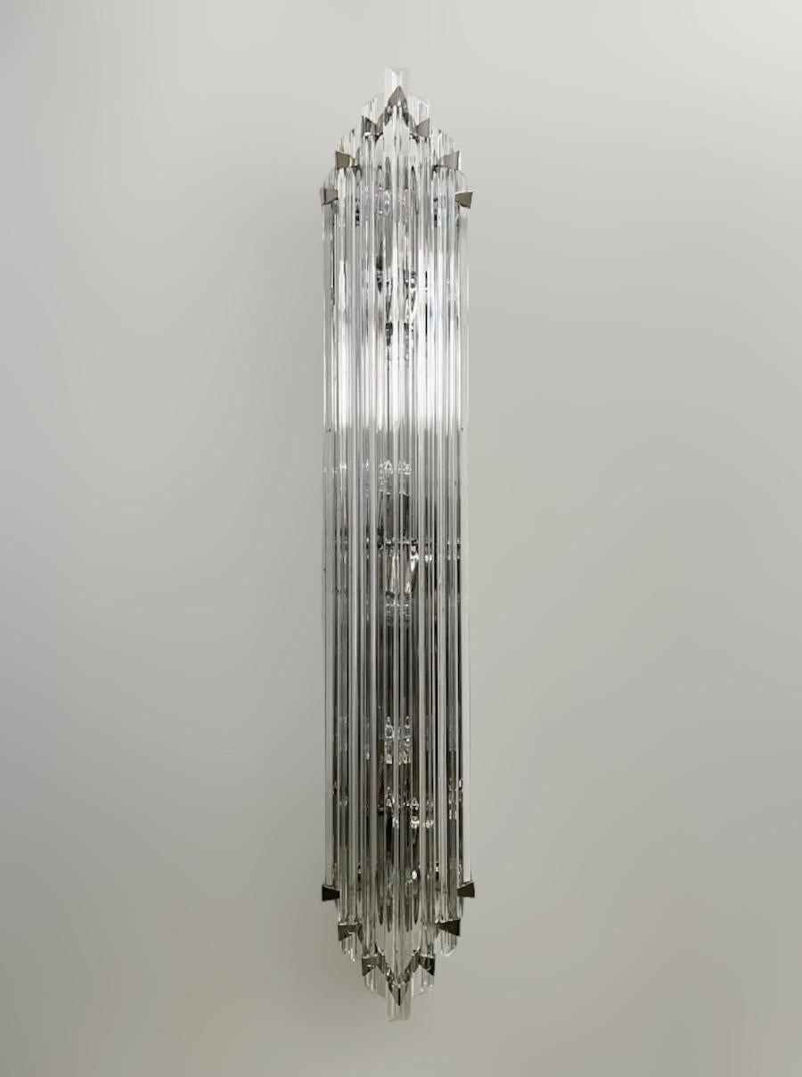 Aplique italiano con cristales transparentes soplados a mano tallados en tres puntas con la técnica Triedri, montado sobre placa trasera y herrajes en acabado níquel pulido / Diseñado por Fabio Bergomi para Fabio Ltd / Fabricado en Italia.
6 luces /
