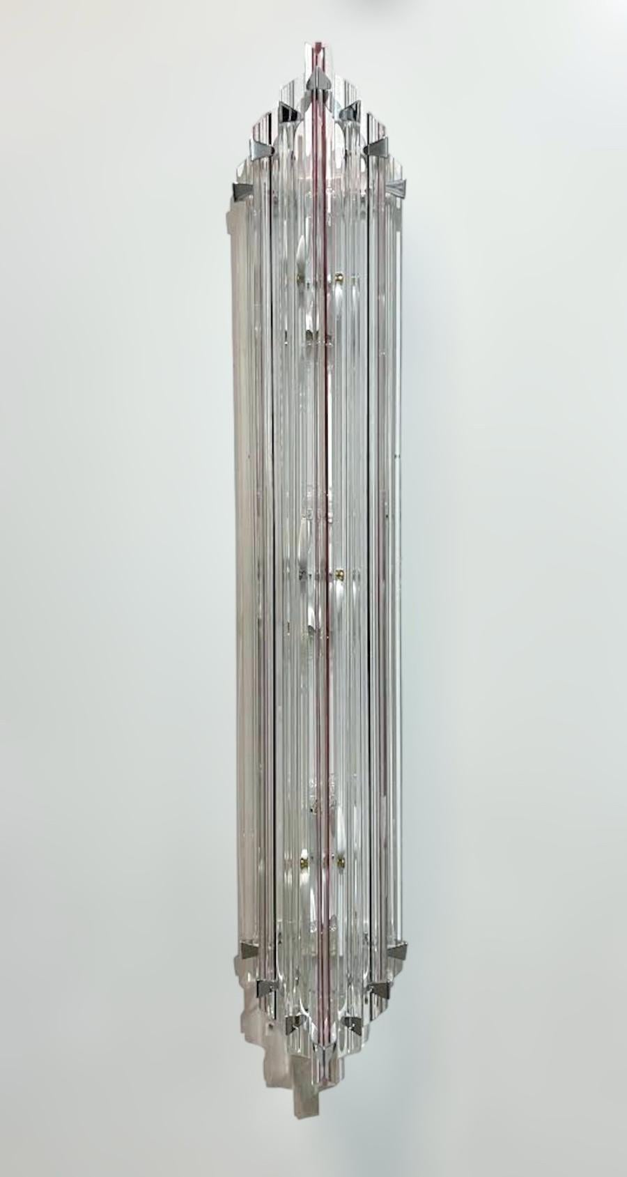 Aplique italiano con cristales transparentes soplados a mano individualmente con rayas rojas y cortados a tres puntas en técnica Triedri, montado sobre herrajes cromados y placa posterior de metal blanco / Diseñado por Fabio Bergomi para Fabio Ltd /