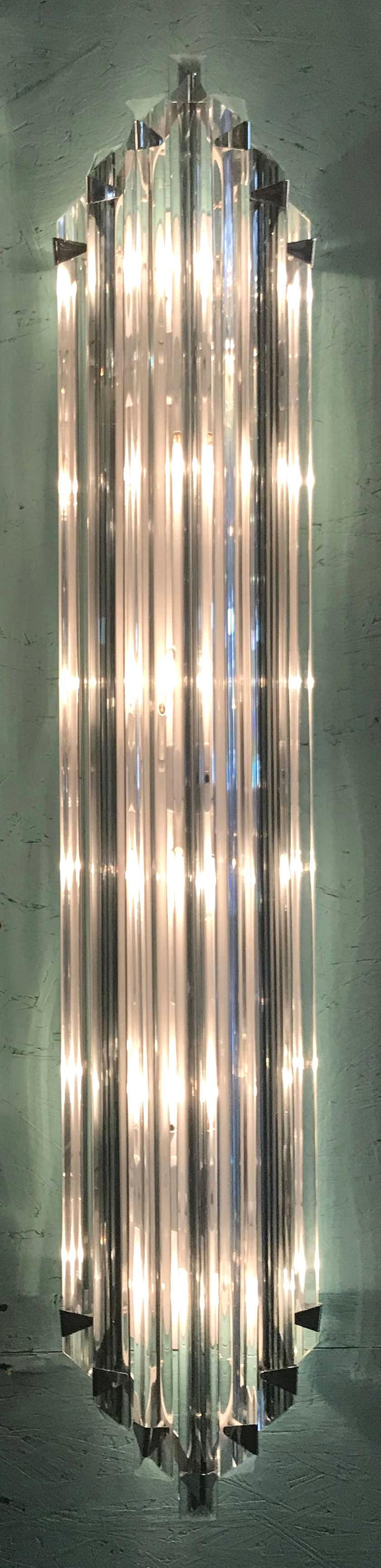 Aplique italiano con cristales transparentes soplados a mano individualmente con rayas ahumadas y cortados a tres puntas en técnica Triedri, montado sobre herrajes cromados y placa posterior de metal blanco / Diseñado por Fabio Bergomi para Fabio
