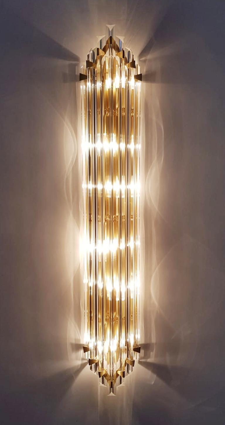 Aplique italiano con cristales transparentes soplados a mano individualmente y tallados en tres puntas con la técnica Triedri, montado sobre herrajes y placa posterior de latón satinado / Diseñado por Fabio Bergomi para Fabio Ltd / Fabricado en