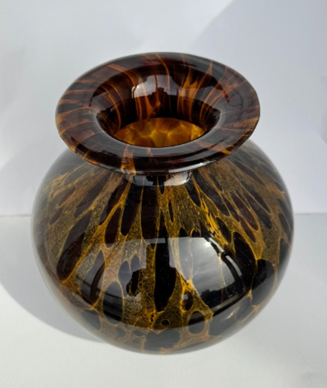 Maestri Vetrai Tortoiseshell Pattern Murano Glass Vase In Excellent Condition In NYC, NY