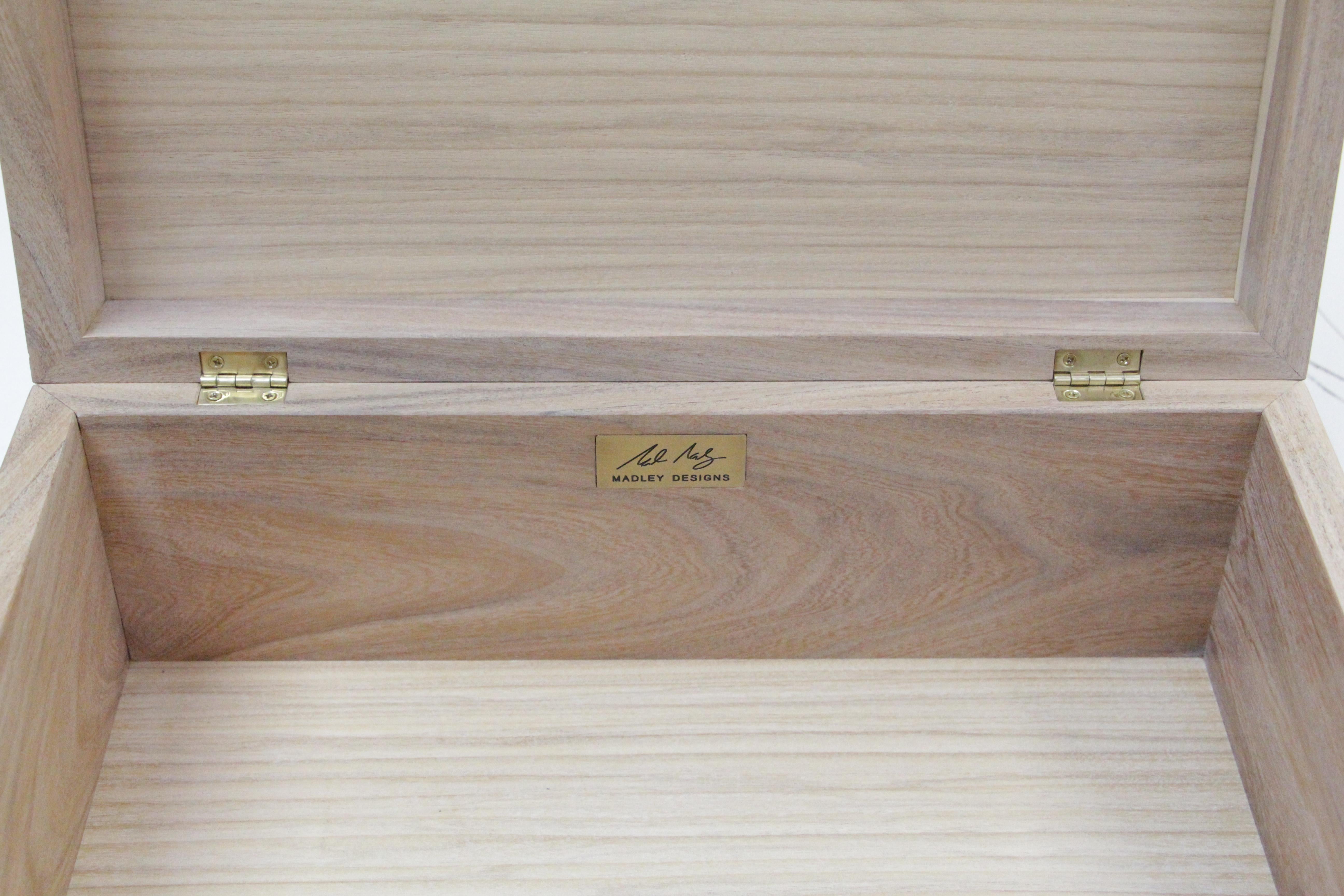 Dekorative Kasten oder Zigarrenbox „Maestro“ aus chinesischem Mesquite mit Deckel (21. Jahrhundert und zeitgenössisch) im Angebot