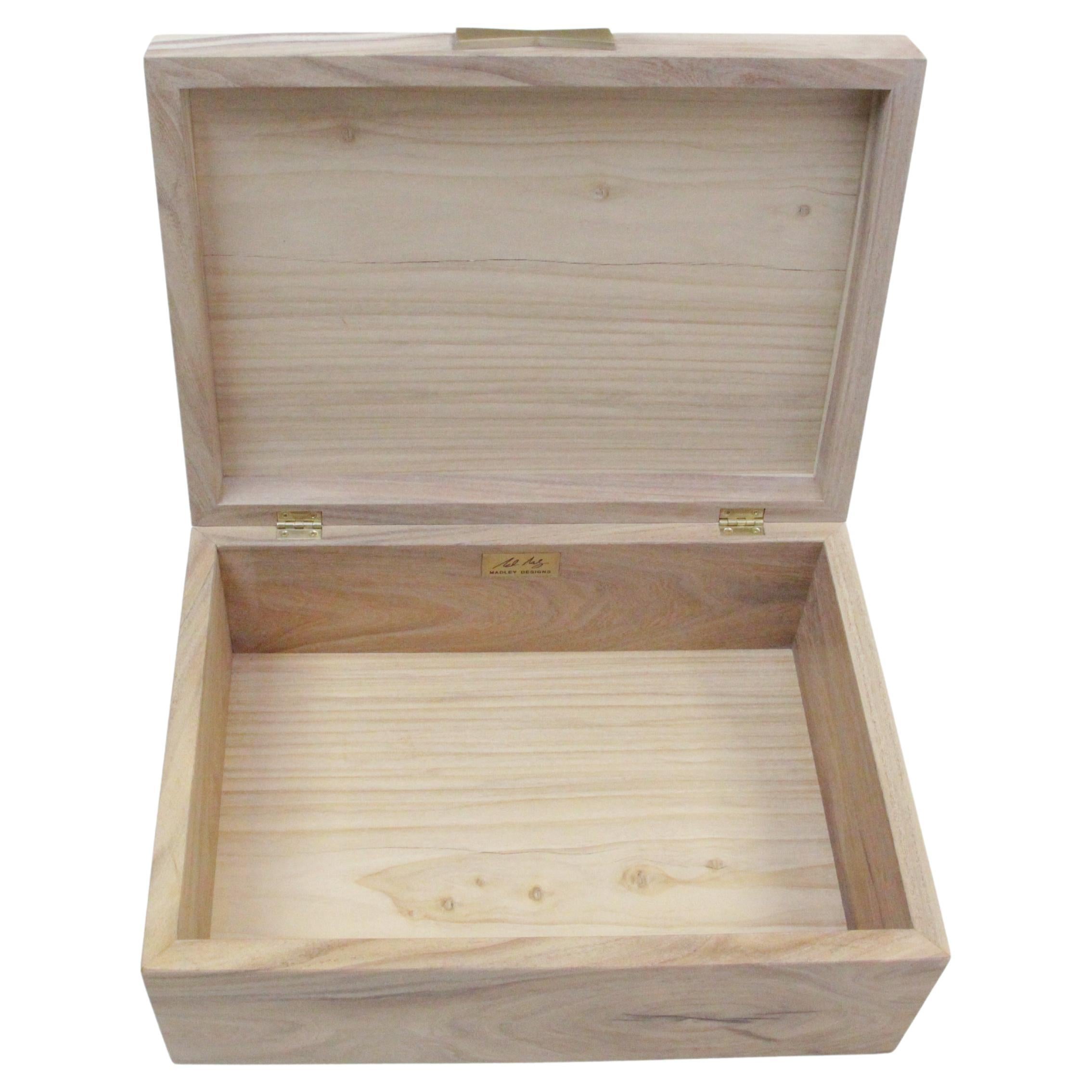 Dekorative Kasten oder Zigarrenbox „Maestro“ aus chinesischem Mesquite mit Deckel (Messing) im Angebot