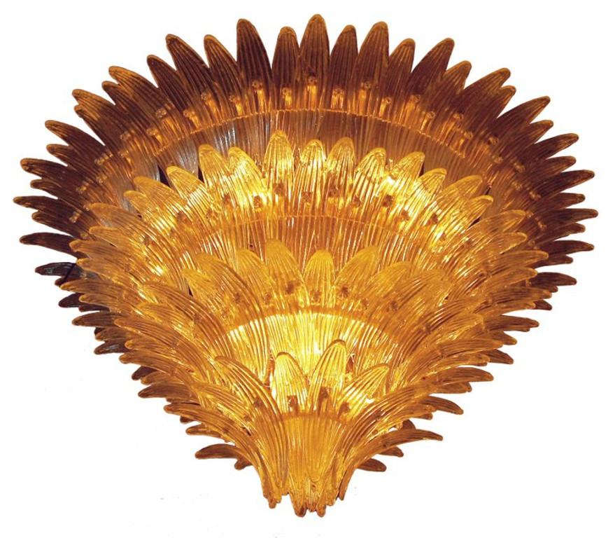 Italienischer Palmette-Kronleuchter mit Blättern aus klarem Murano-Glas auf 24 Karat vergoldetem Metall / Made in Italy by Fabio Ltd
Durchmesser: 48 Zoll / Höhe: 24 Zoll plus Kette und Baldachin
28 Leuchten / Typ E26 oder E27 / max. 60W pro