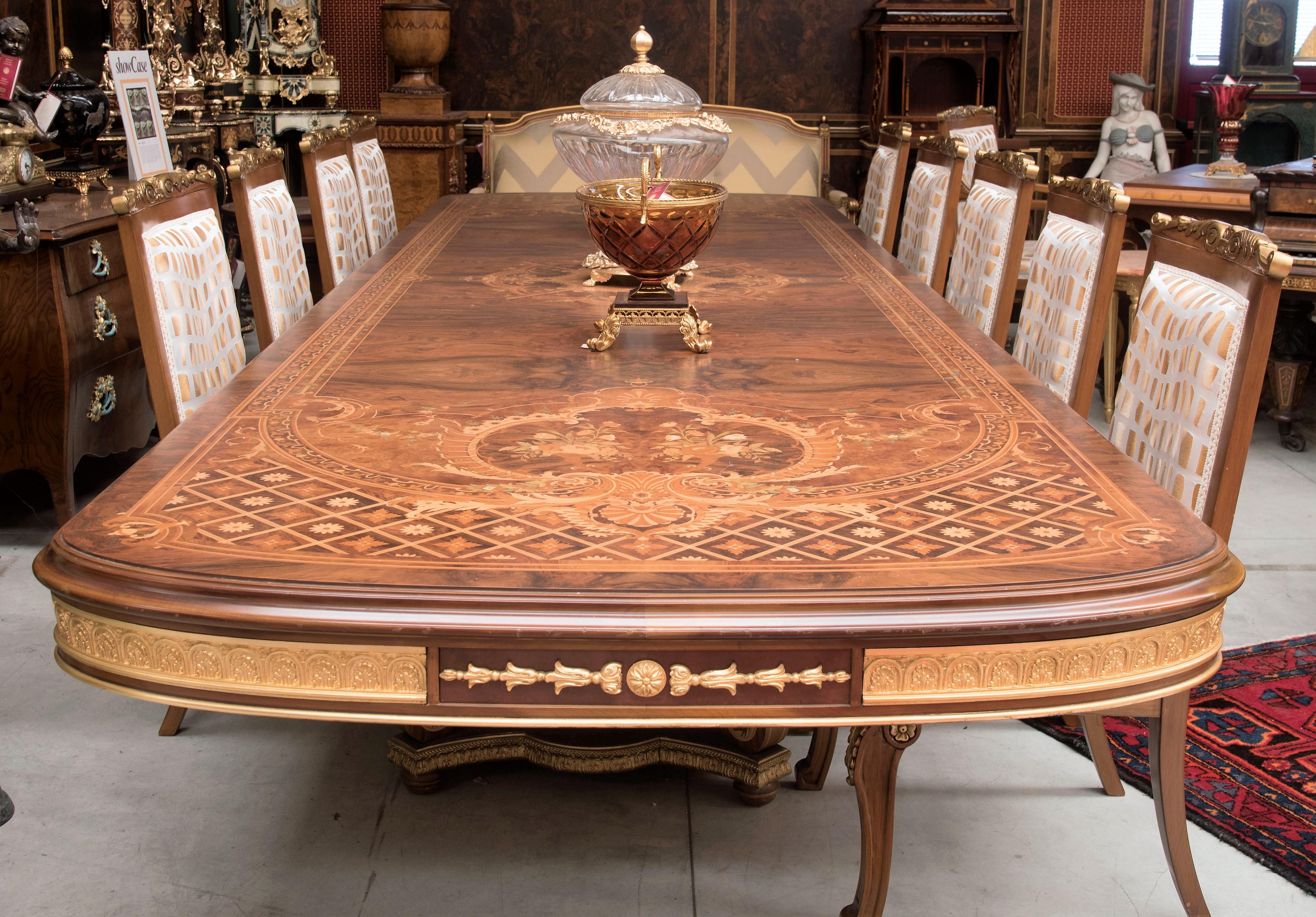  Table de salle à manger française en bois marqueté et laiton doré sur les bords, plus 14 chaises Versailles en bois  20e siècle 