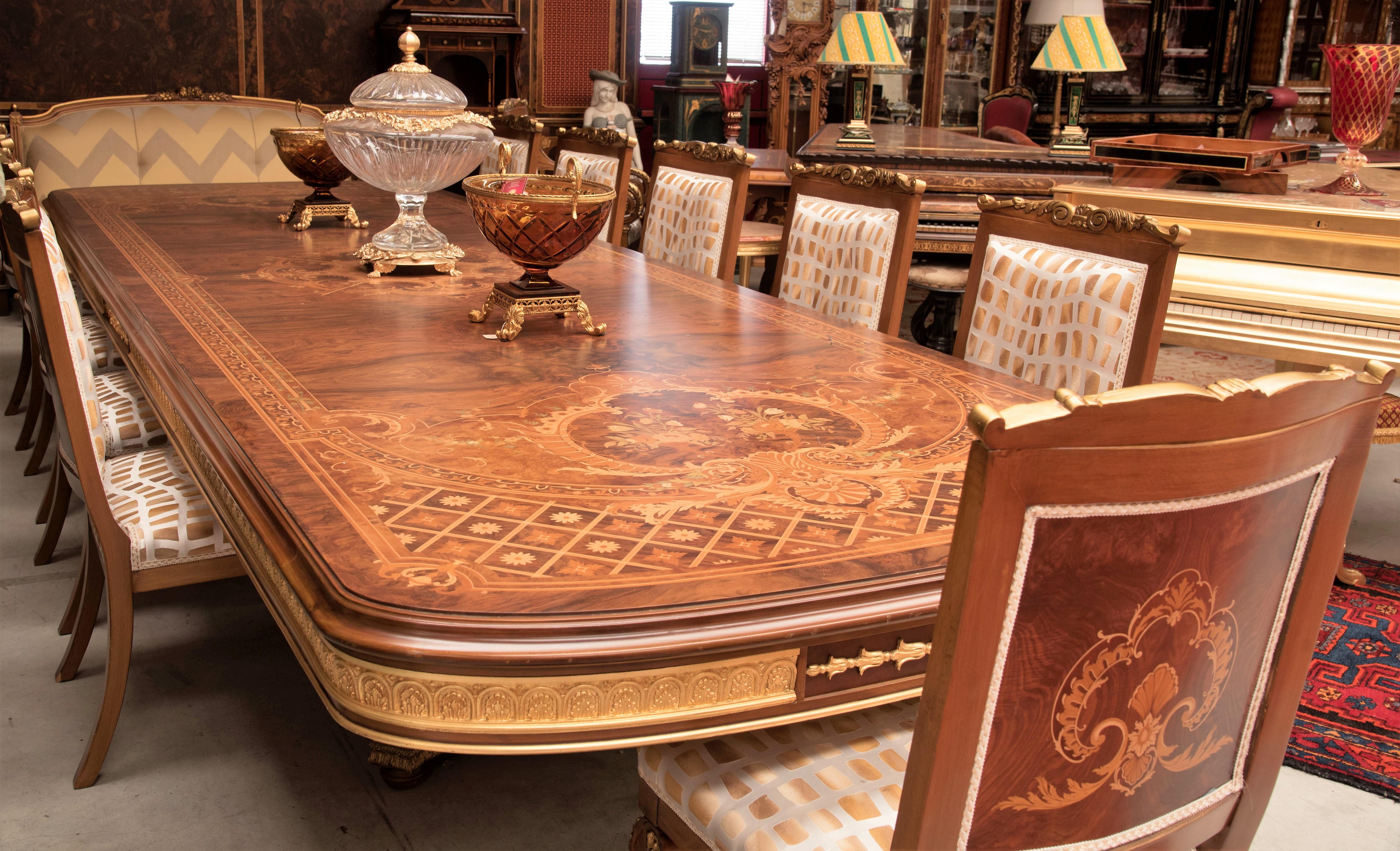 Belle Époque Table de salle à manger en bois marqueté et 14 chaises Versailles en vente