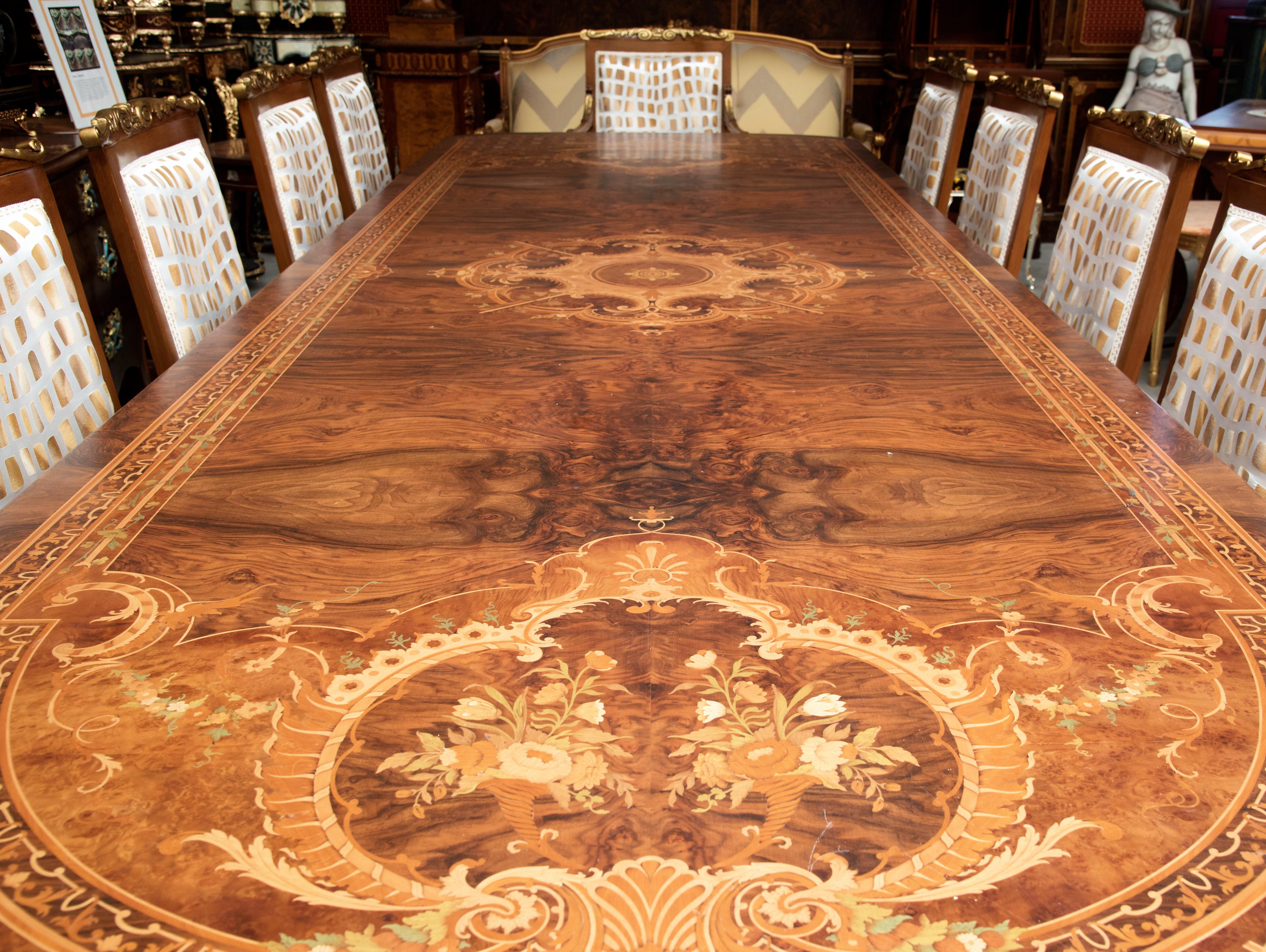 Sculpté Table de salle à manger en bois marqueté et 14 chaises Versailles en vente