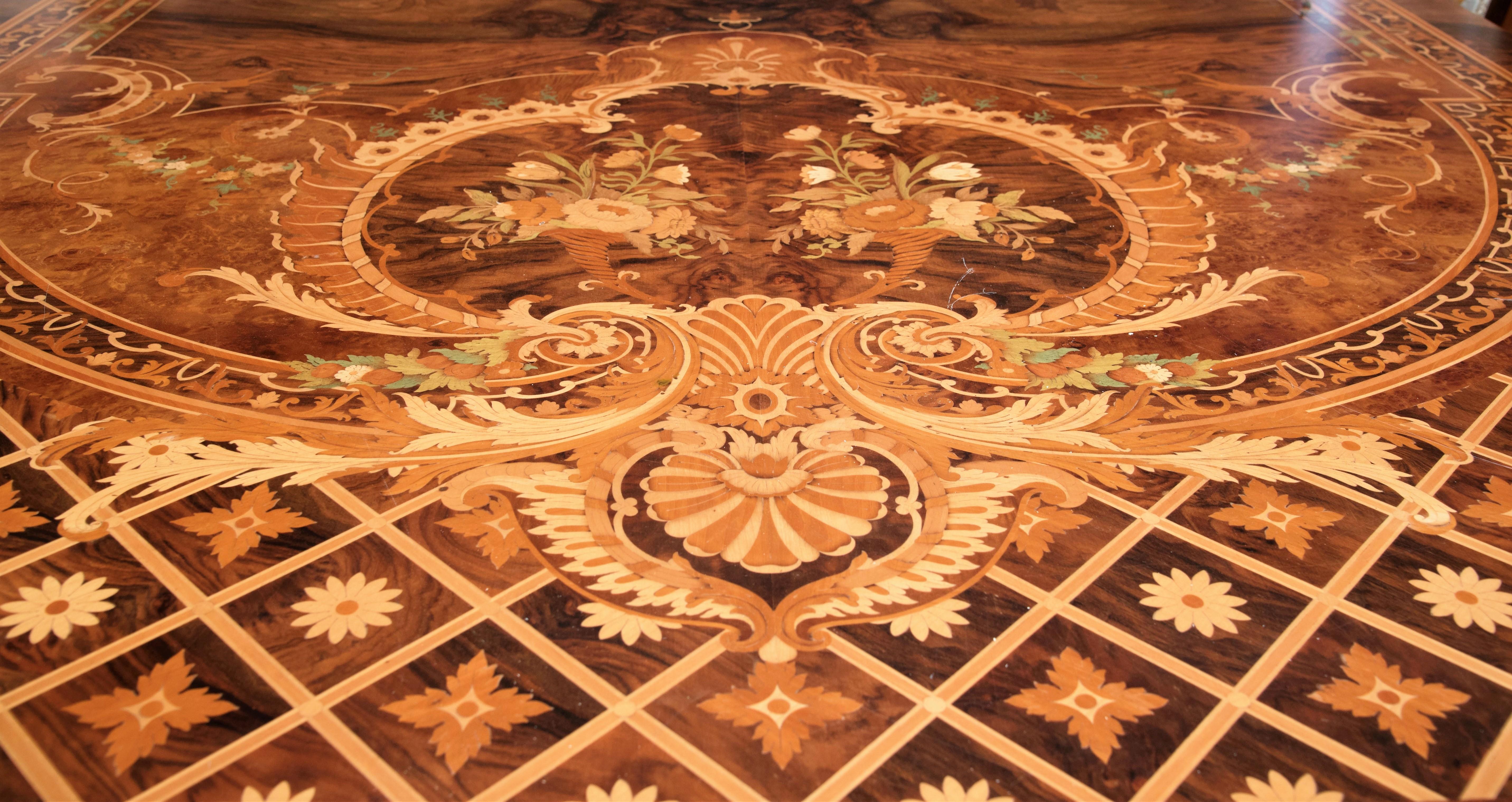 Table de salle à manger en bois marqueté et 14 chaises Versailles Excellent état - En vente à Cantù, IT