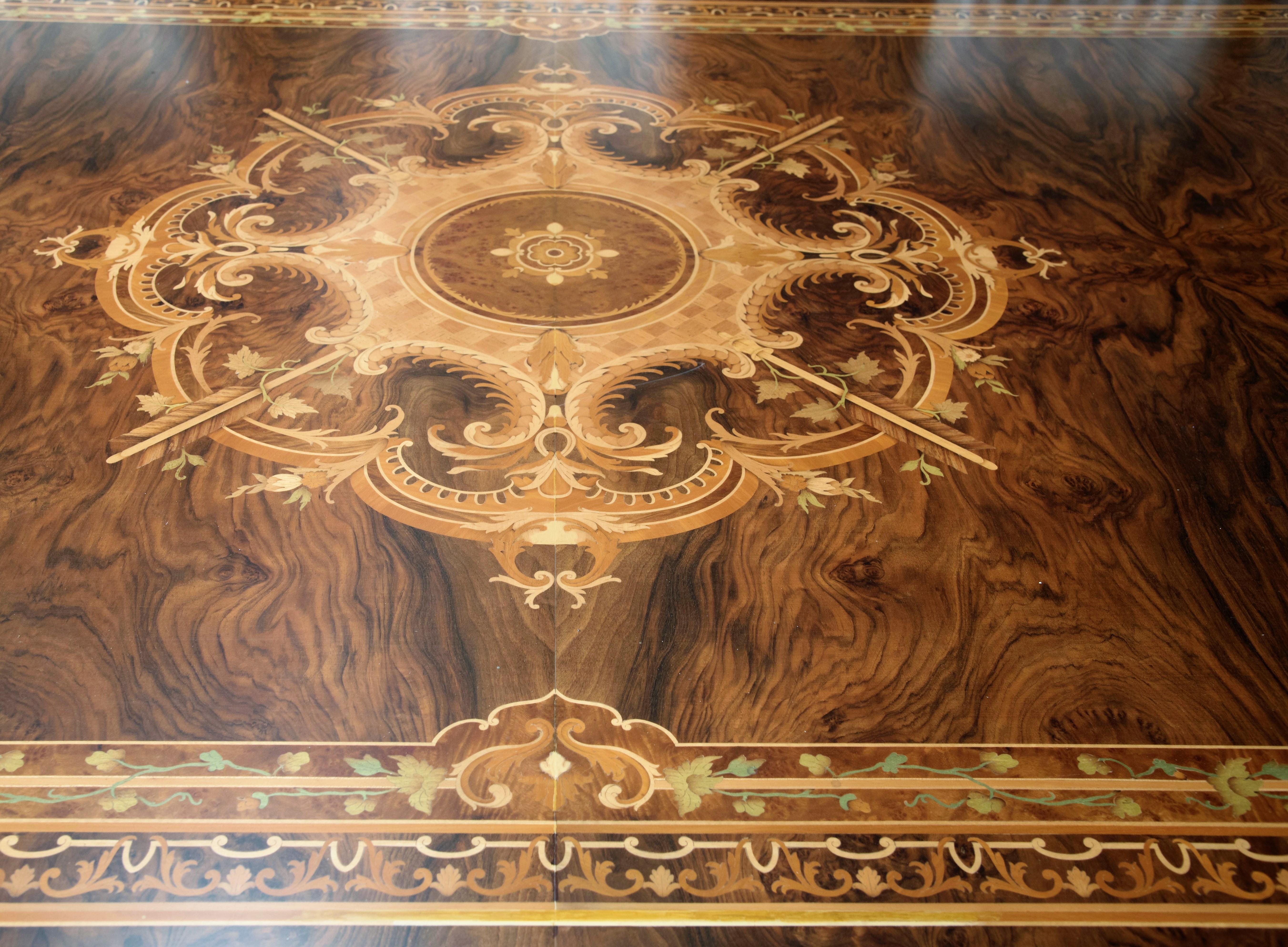 20th Century Table de salle à manger en bois marqueté et 14 chaises Versailles en vente