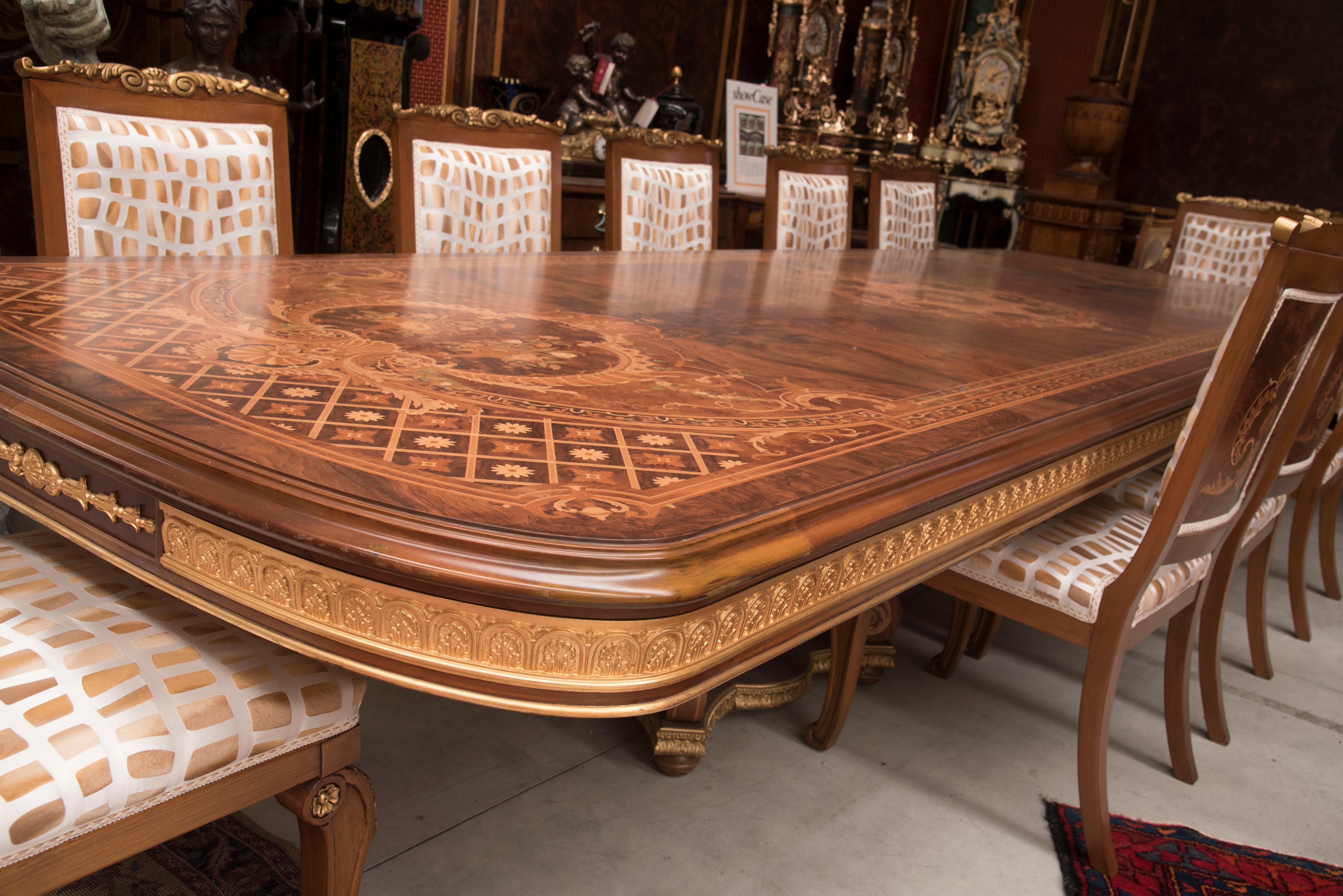 Laiton Table de salle à manger en bois marqueté et 14 chaises Versailles en vente