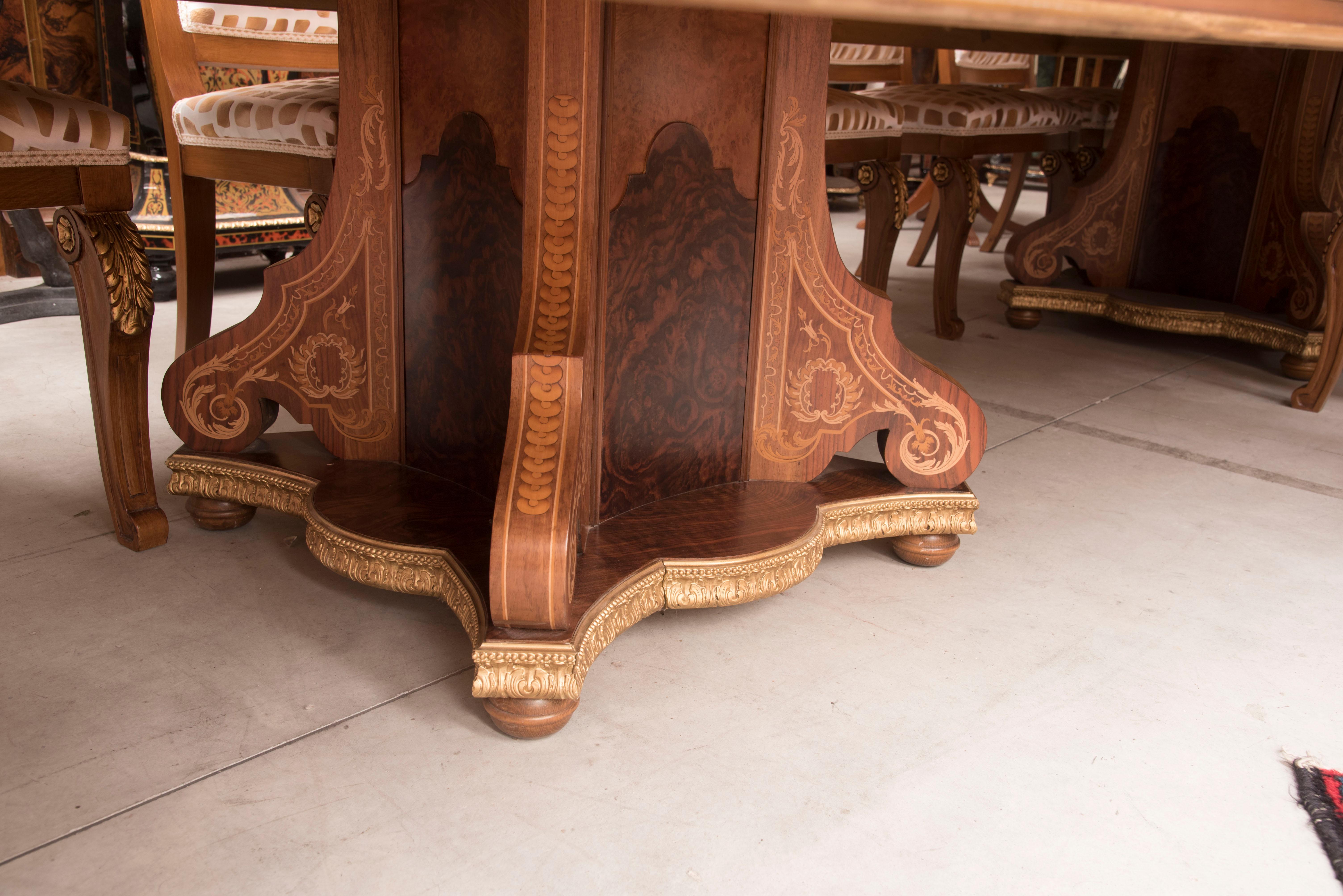 Table de salle à manger en bois marqueté et 14 chaises Versailles en vente 1