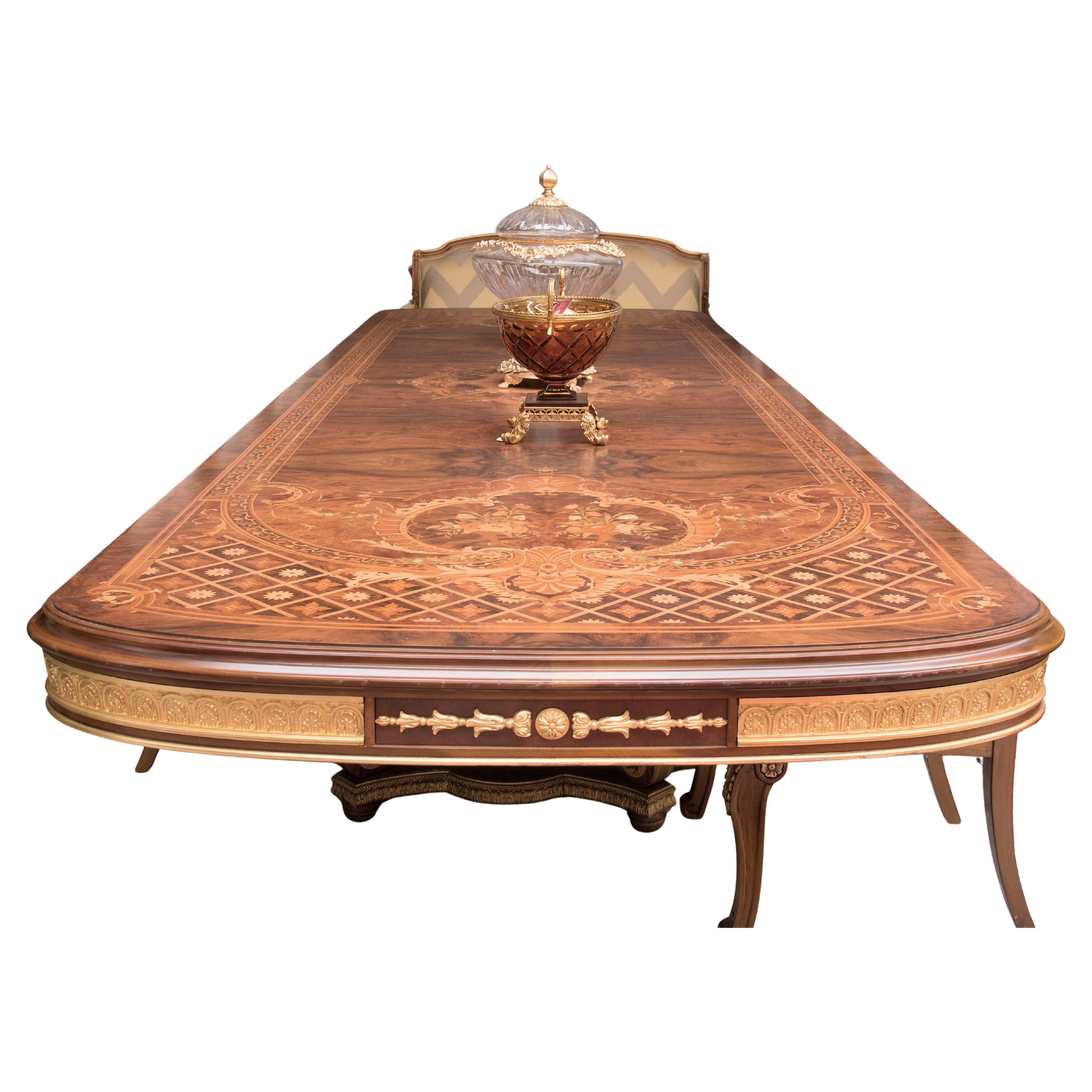 Table de salle à manger en bois marqueté et 14 chaises Versailles
