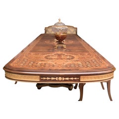 Table de salle à manger en bois marqueté et 14 chaises Versailles