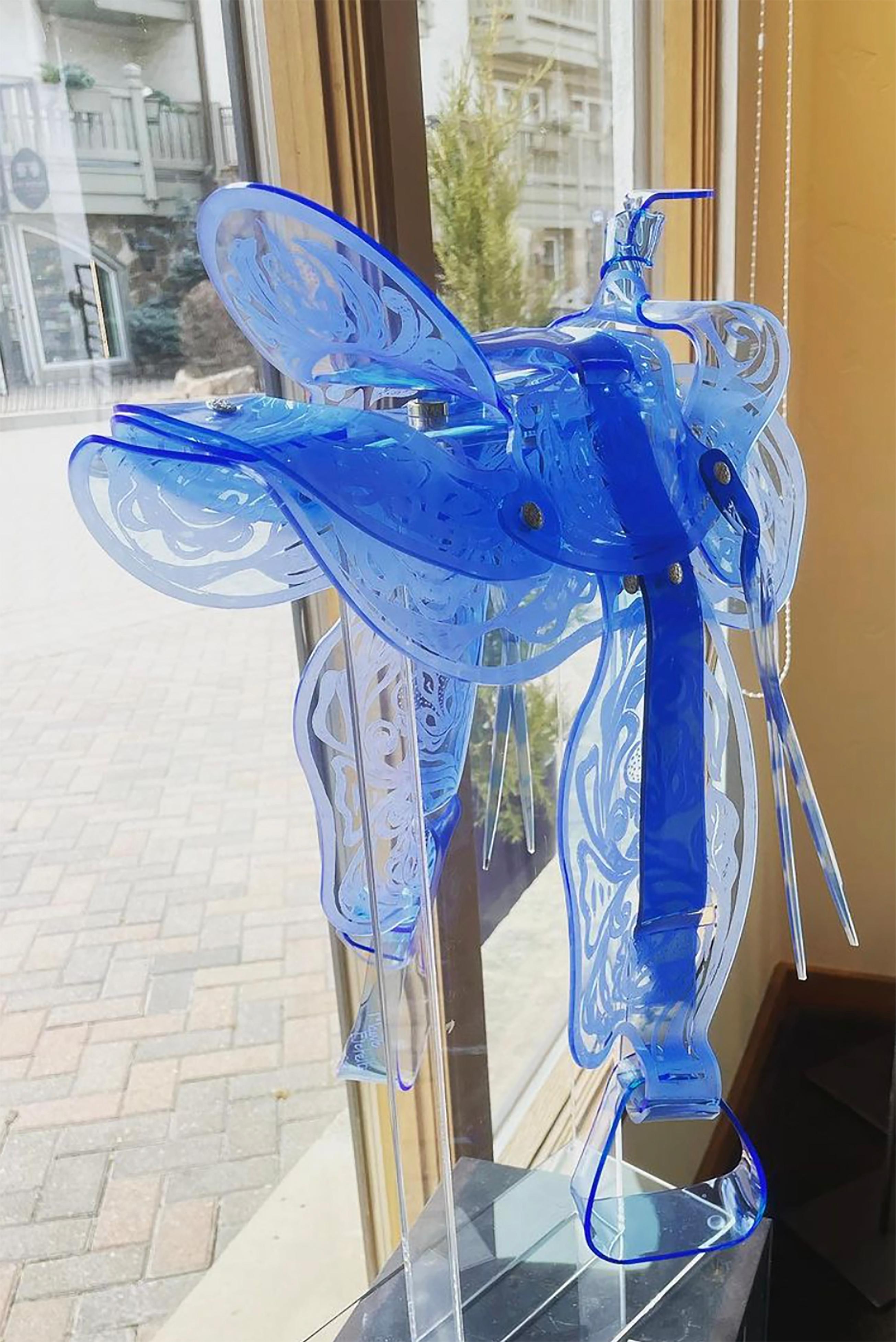 « Bleu bébé » -   acrylique formé à la main & gravé  - Sculpture de Maeve Eichelberger