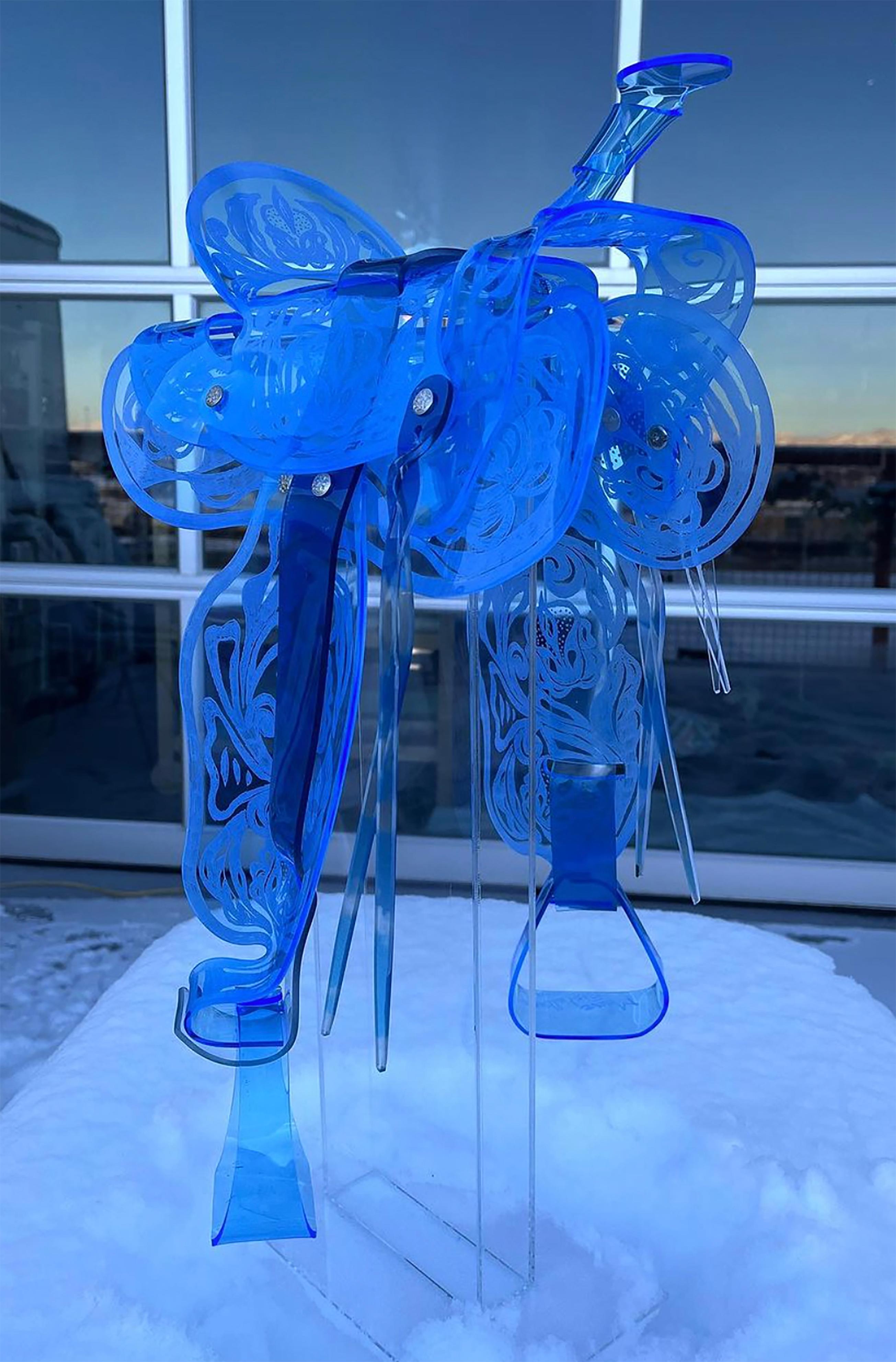 Figurative Sculpture Maeve Eichelberger - « Bleu bébé » -   acrylique formé à la main & gravé 