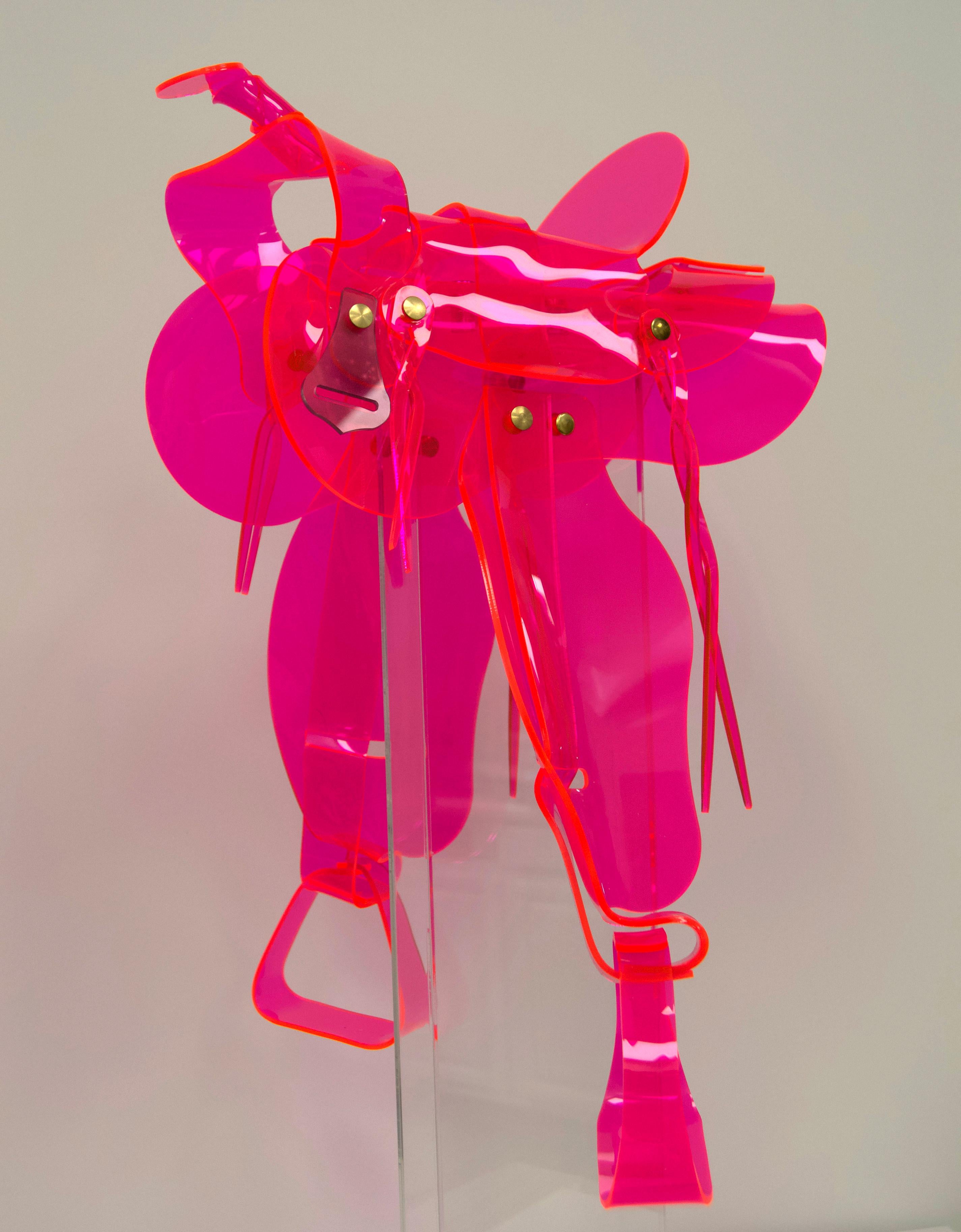 Figurative Sculpture Maeve Eichelberger - "Hot Mess" -  acrylique fluorescent  formé à la main 