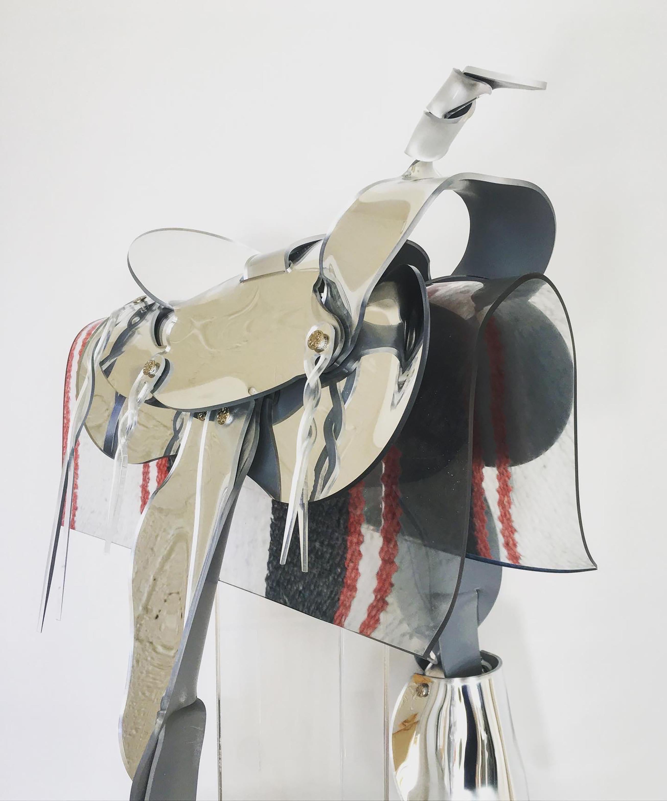 Figurative Sculpture Maeve Eichelberger - Miroir et acrylique au néon formé à la main