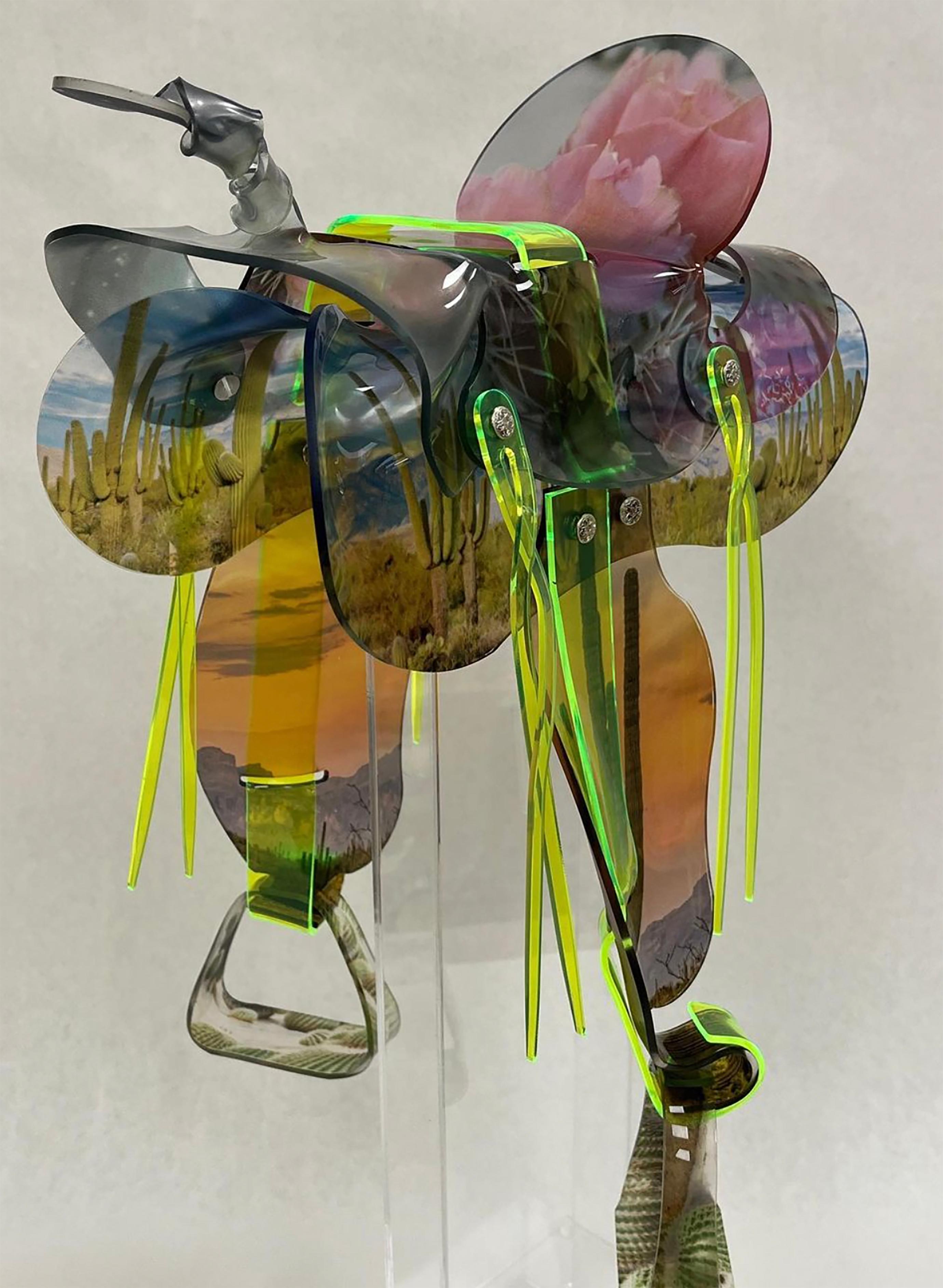 „Die neonfarbene Wüste“ – UV-Tinten gedruckt auf neonfarbenem Acryl – handgeformt – Sculpture von Maeve Eichelberger