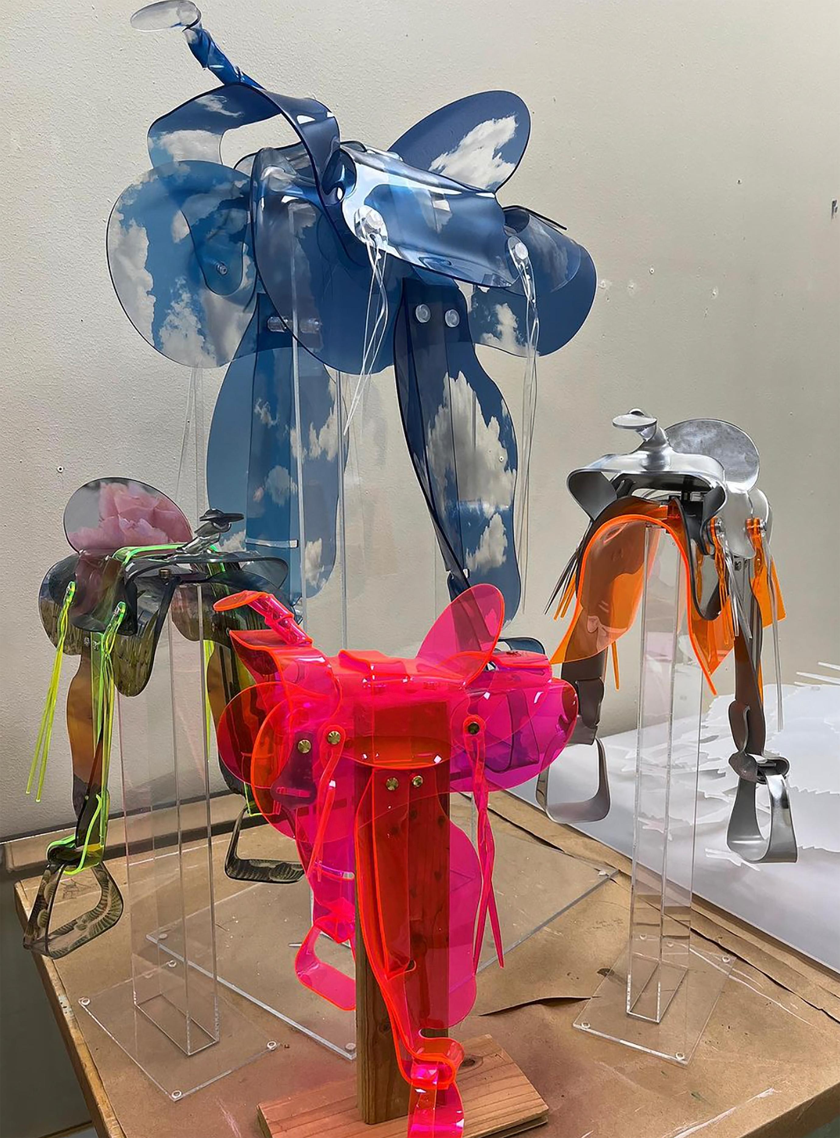 „Die neonfarbene Wüste“ – UV-Tinten gedruckt auf neonfarbenem Acryl – handgeformt (Zeitgenössisch), Sculpture, von Maeve Eichelberger
