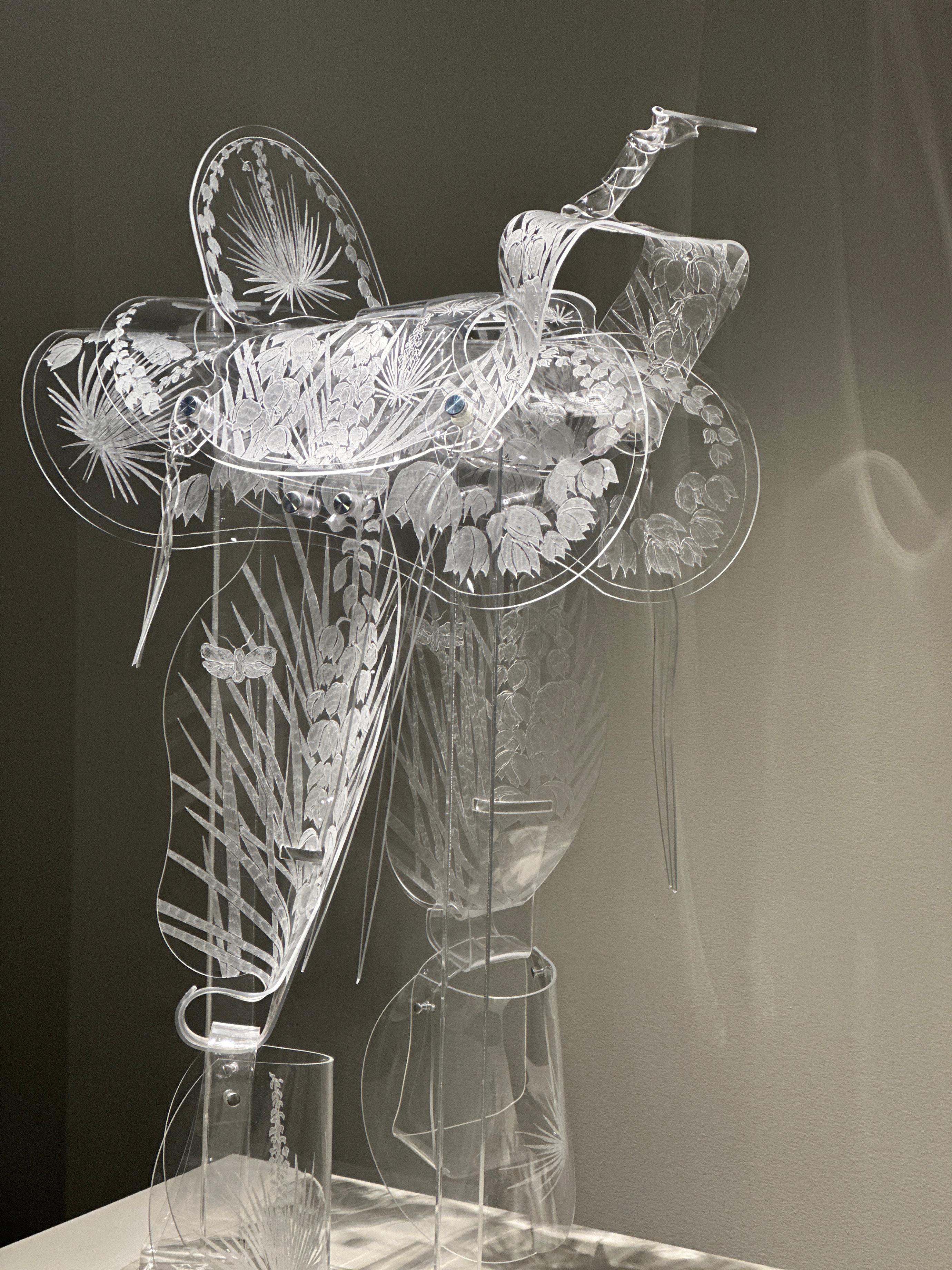 « Yucca and Moth » - acrylique gravé et formé à la main - Contemporain Sculpture par Maeve Eichelberger
