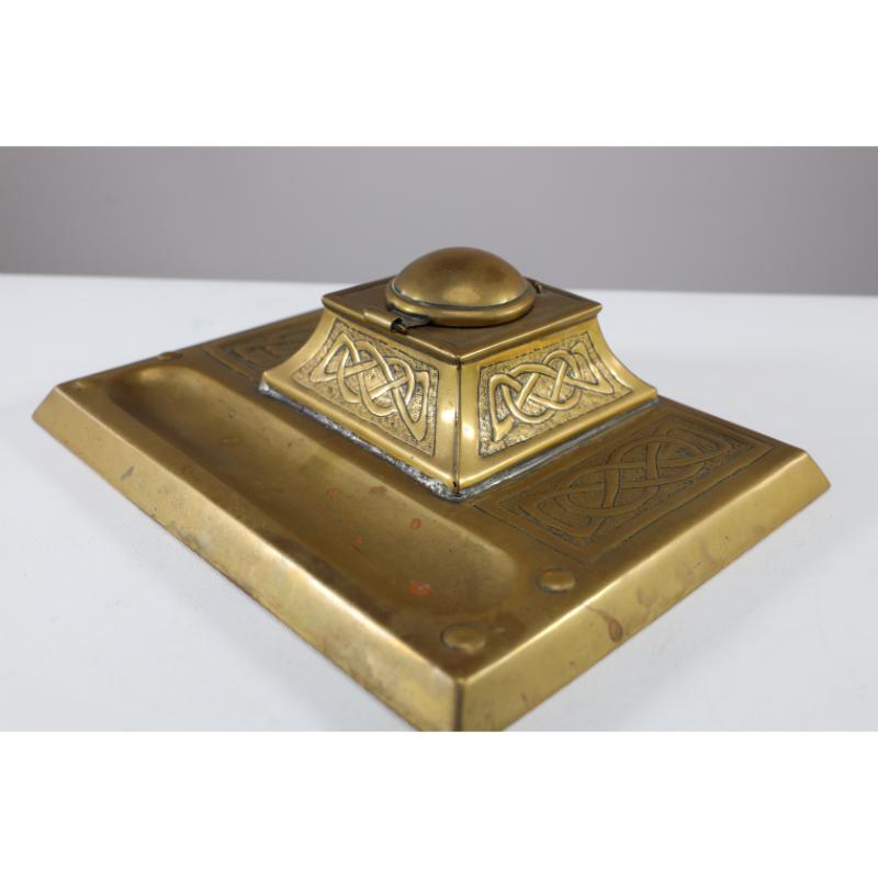 Margaret Gilmour School. An Arts & Crafts brass inkwell with Celtic interlacing. For Sale 12