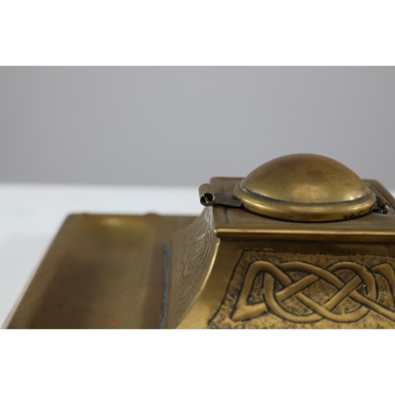 Margaret Gilmour School. An Arts & Crafts brass inkwell with Celtic interlacing. For Sale 13