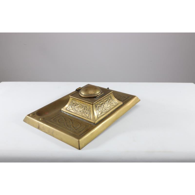 Margaret Gilmour School. An Arts & Crafts brass inkwell with Celtic interlacing. In Good Condition For Sale In London, GB