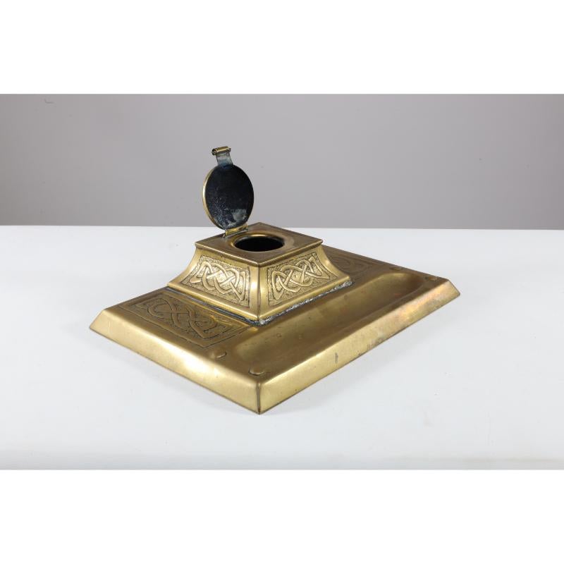 Margaret Gilmour School. An Arts & Crafts brass inkwell with Celtic interlacing. For Sale 5