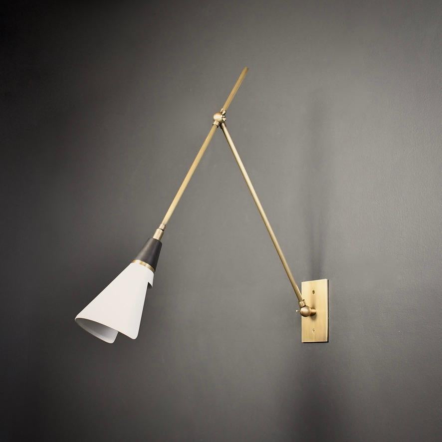 Lampe murale réglable Magari en bronze, blanc et laiton par Blueprint Lighting Neuf - En vente à New York, NY