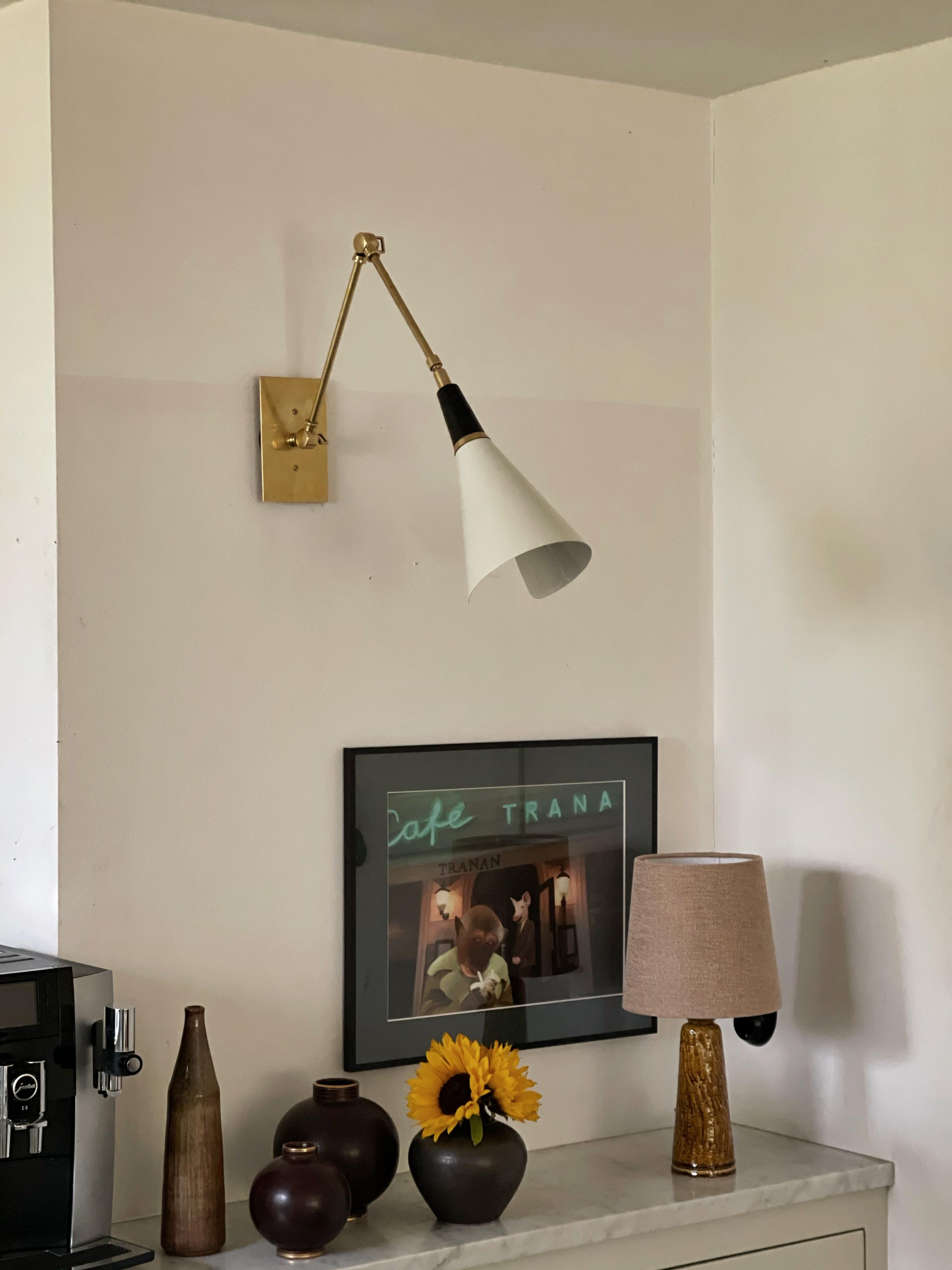 Pareja de Lámparas de Pared Estilo Stilnovo Arredoluce Italiano Años 50. Lámparas de pared Stilnovo perfectas como apliques de cocina o como luz de lectura. Estructura de lámpara hecha a mano en latón y pantallas en metal, pintadas en un blanco