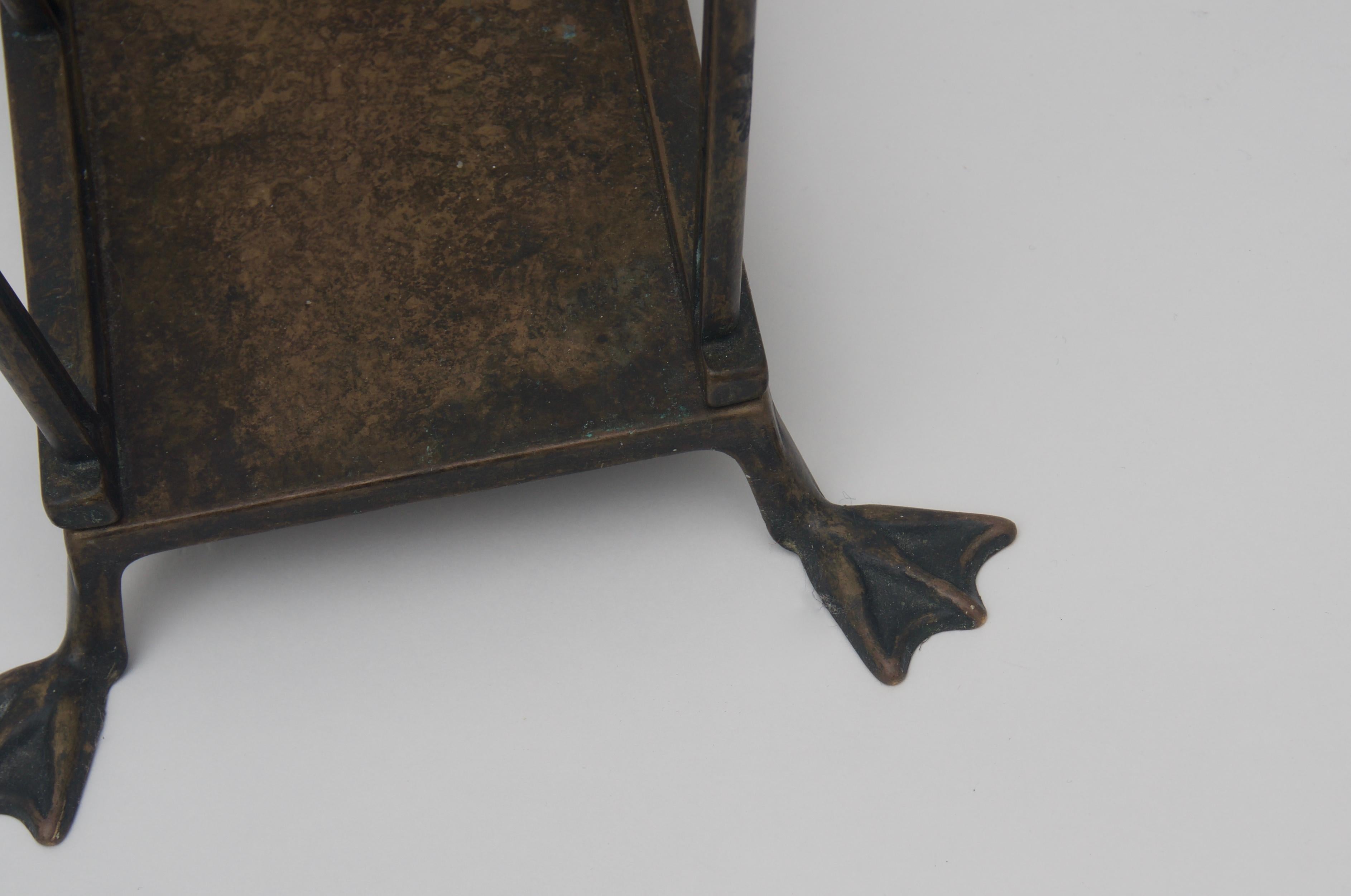 Magazine Holder In Good Condition For Sale In West Palm Beach, FL
