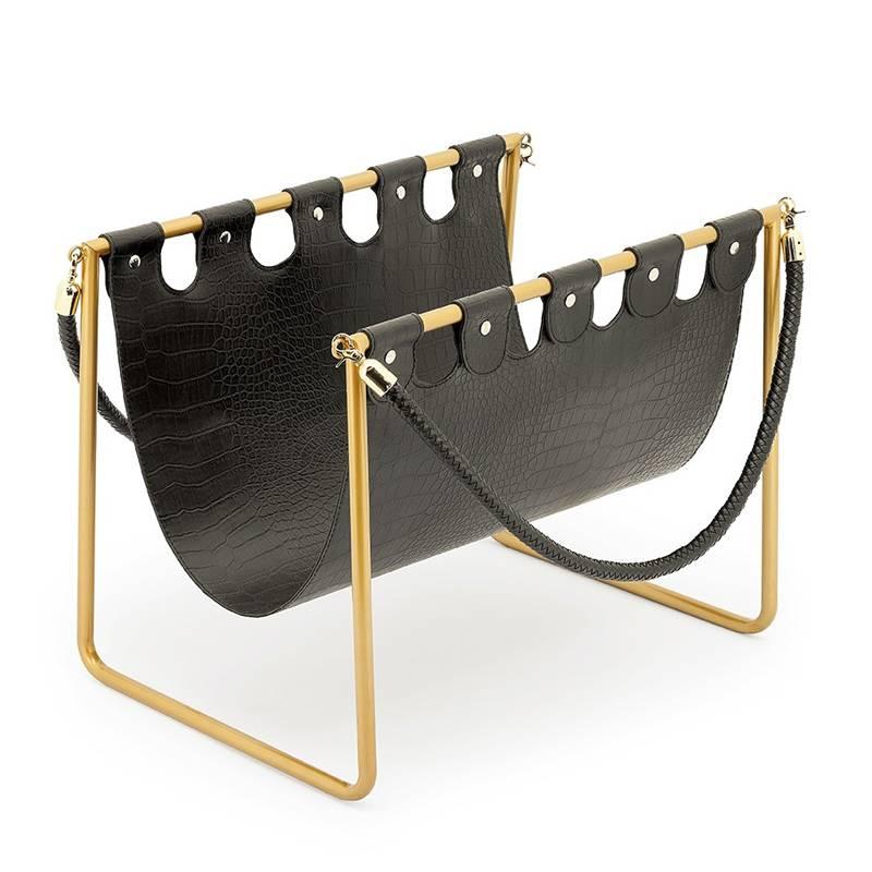 Magazine holder with frame in gold finish
metal and with crocodile style leather style.
With two cords handles.
