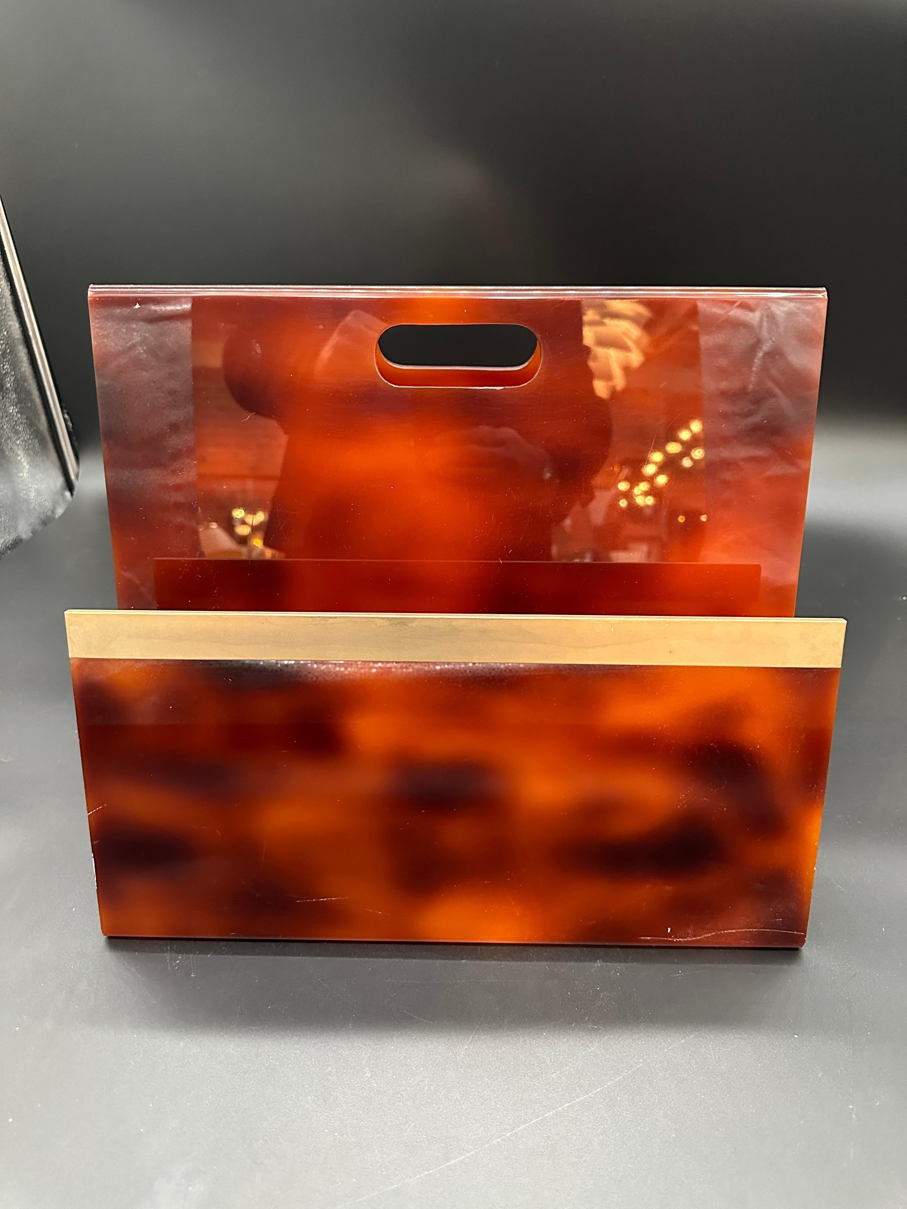 Porta riviste in plexiglass. Italia anni 80

Questo portariviste è realizzato in plexiglass di alta qualità con un sorprendente design a tartaruga e una finitura lucida e marmorizzata. Ha una forma triangolare con due pannelli piatti che formano i