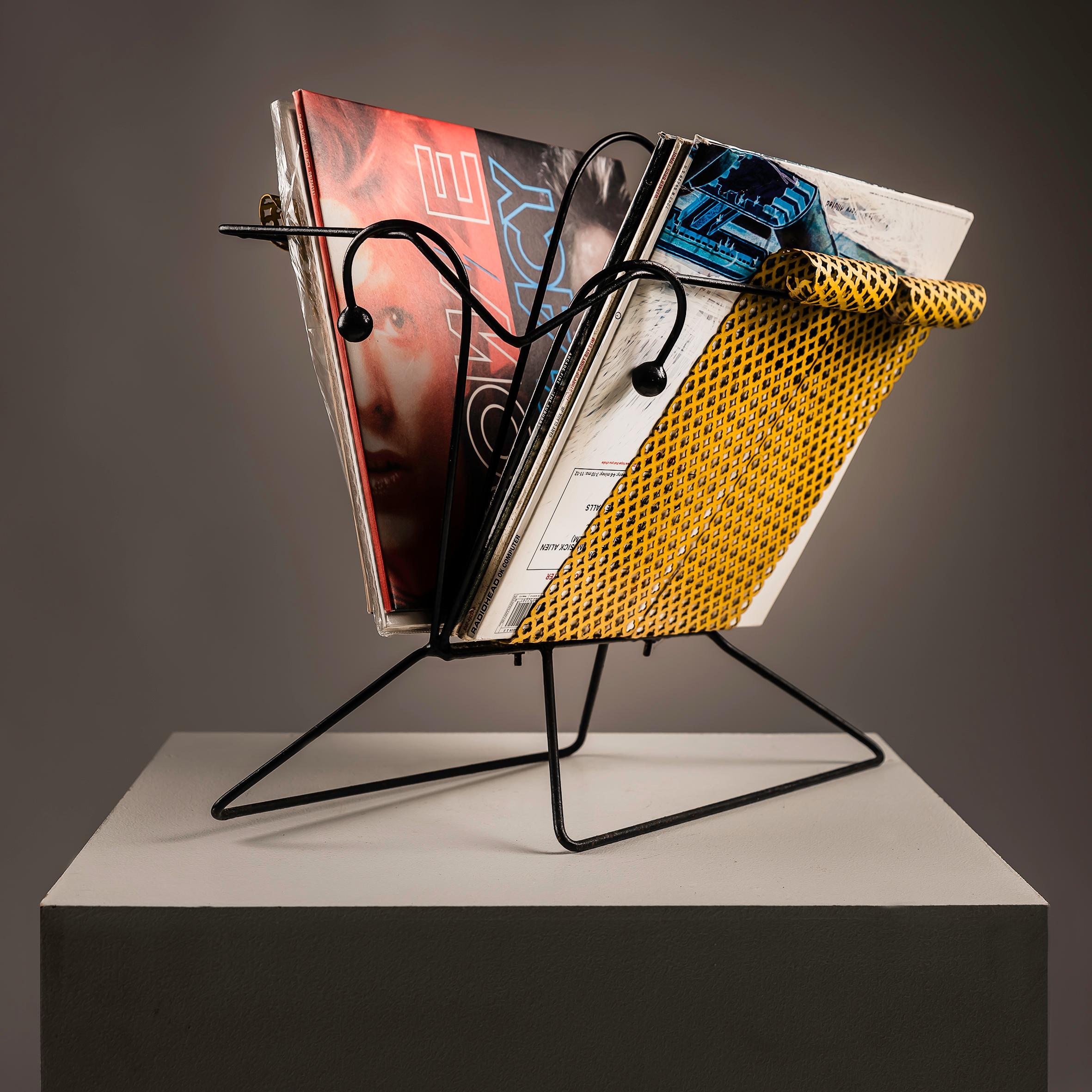 Investire in questo portariviste, che evoca lo stile di Mathieu Matègot nella Francia degli anni '50, è un viaggio nel cuore del design moderno di metà secolo, dove la forma incontra la funzione in un abbraccio armonioso. Matègot, un visionario del