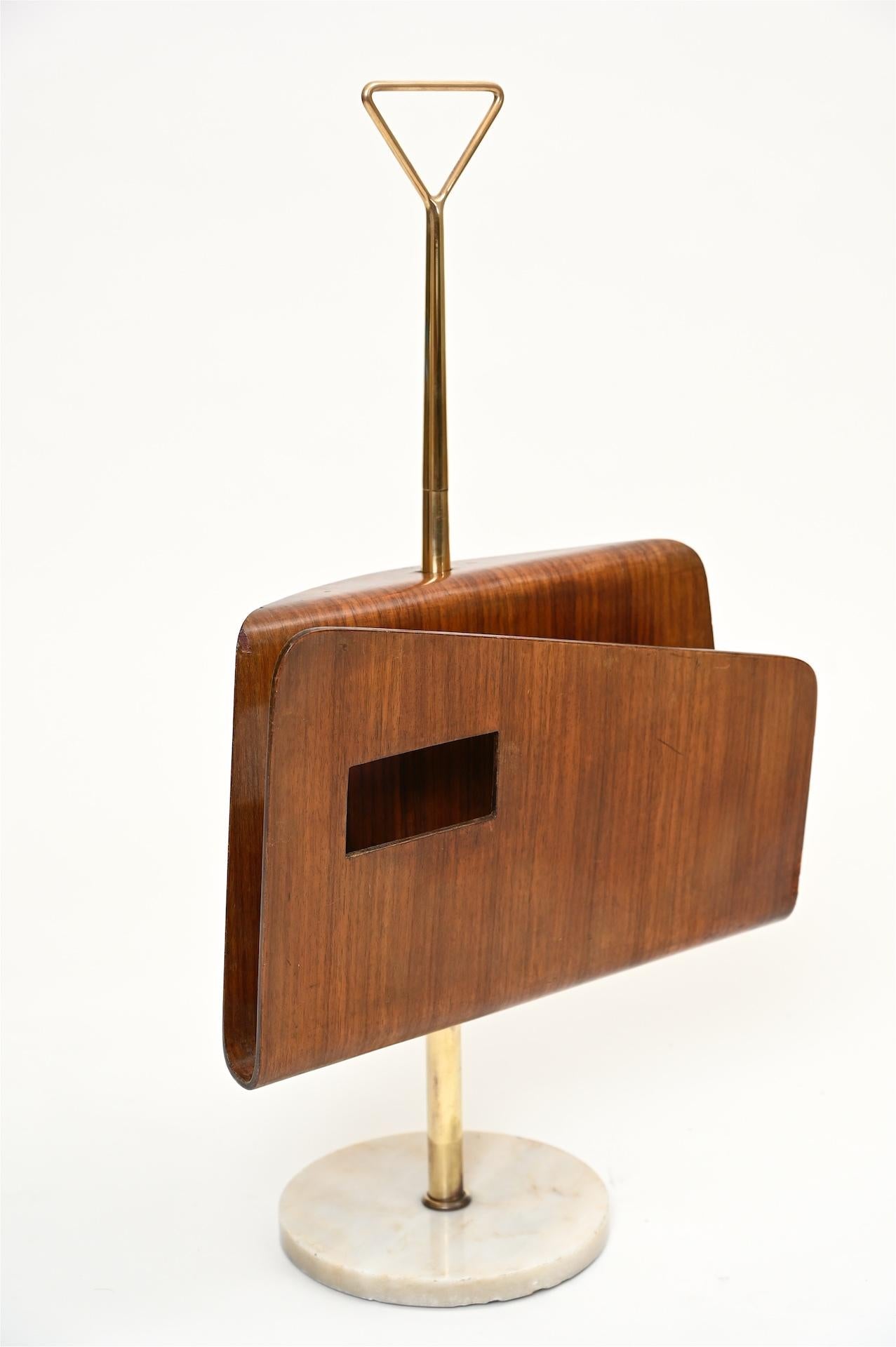 Chic plywood magazine holder with marble base and brass accents. 

Italy, circa 1950.