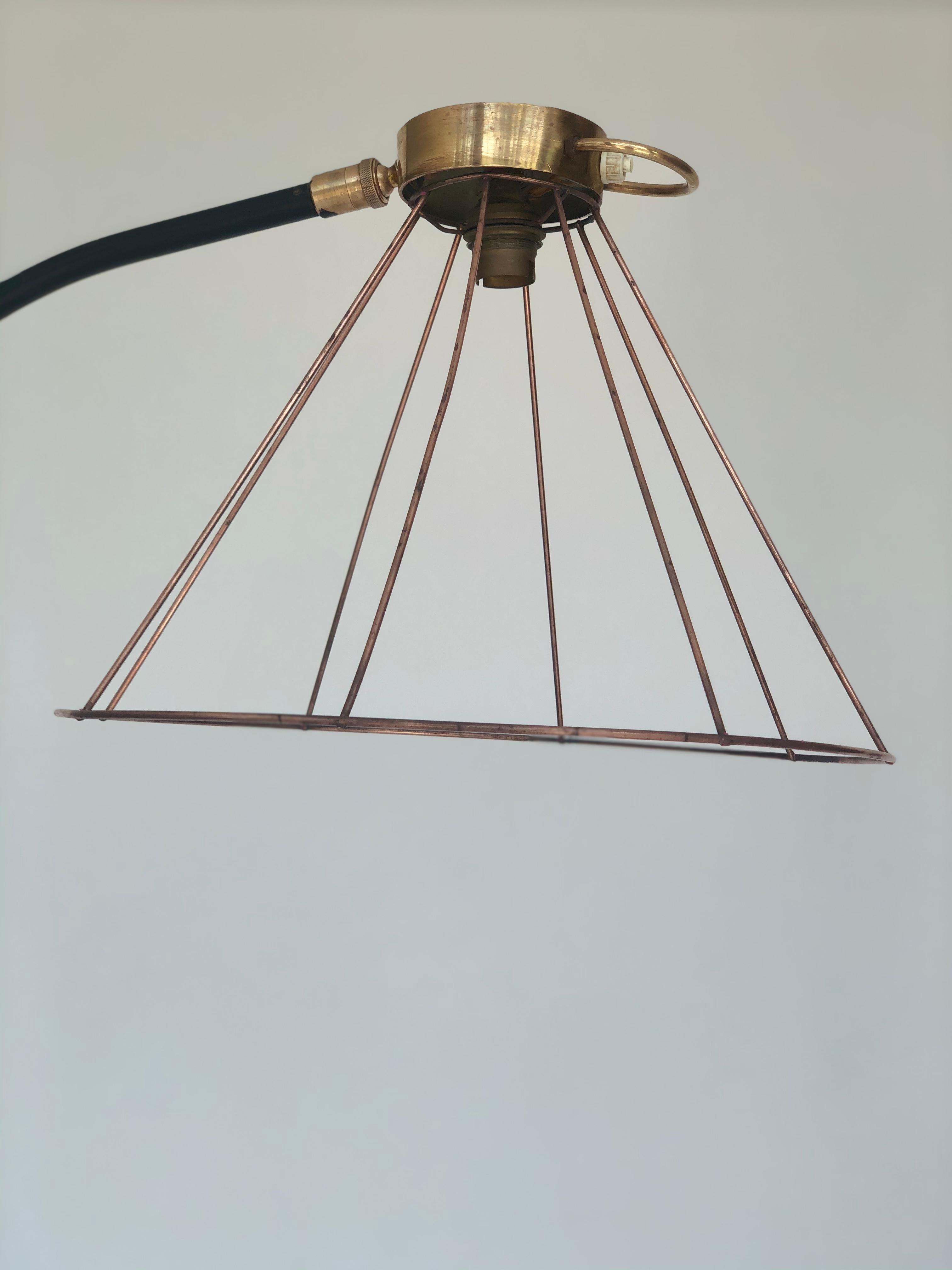 Lampadaire porte revue en fer forgé et et laiton, ampoule apparente 1960.