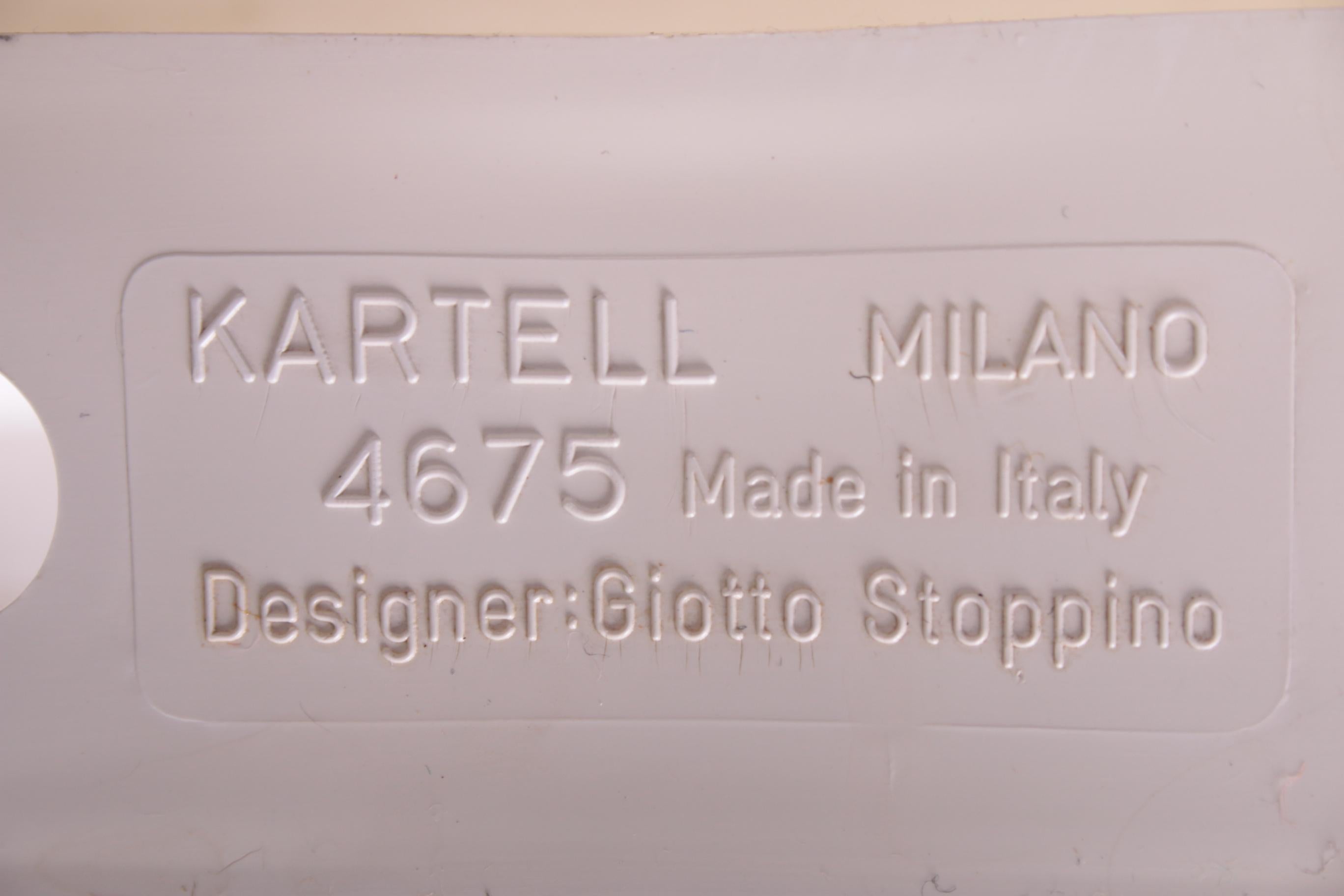 Magazine holder M4675 in Cream Acrylic by Giotto Stoppino for Kartell, 1970s In Good Condition In Oostrum-Venray, NL
