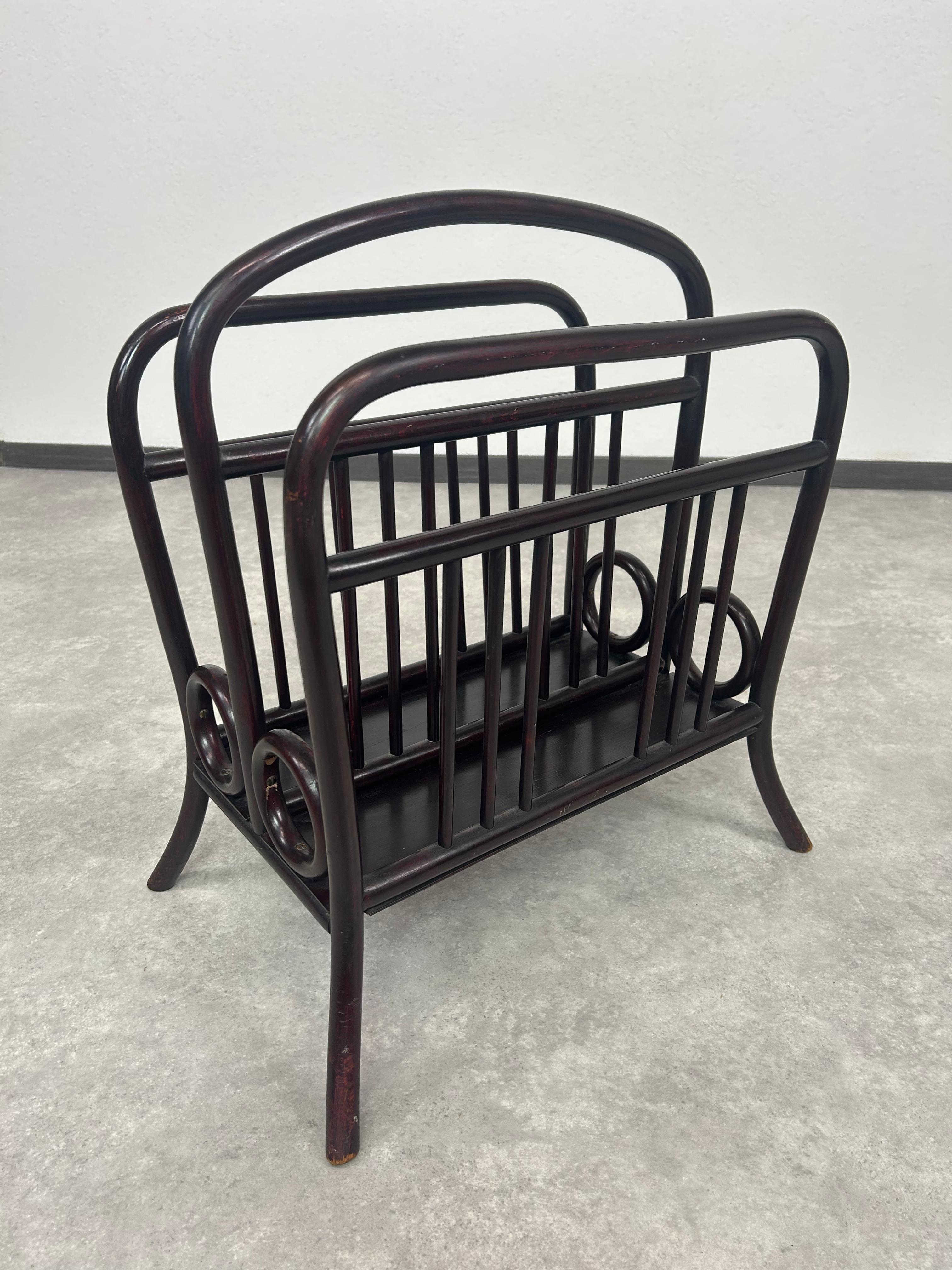 Magazine holder no.33 by Thonet in very nice original condition.