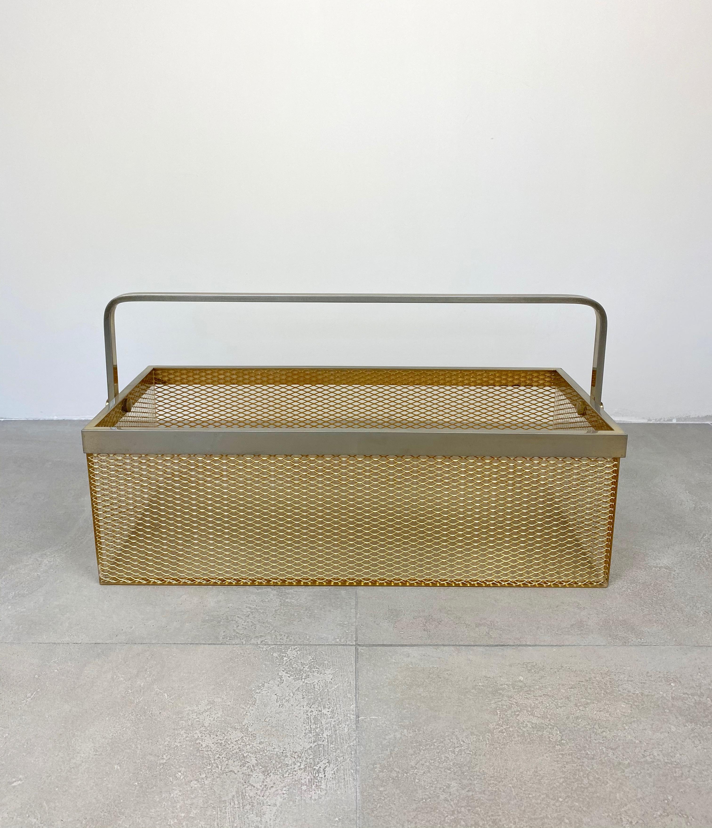 Magazine rack in Lucite wire mesh with metal nickel details. Made in Italy, circa 1970.