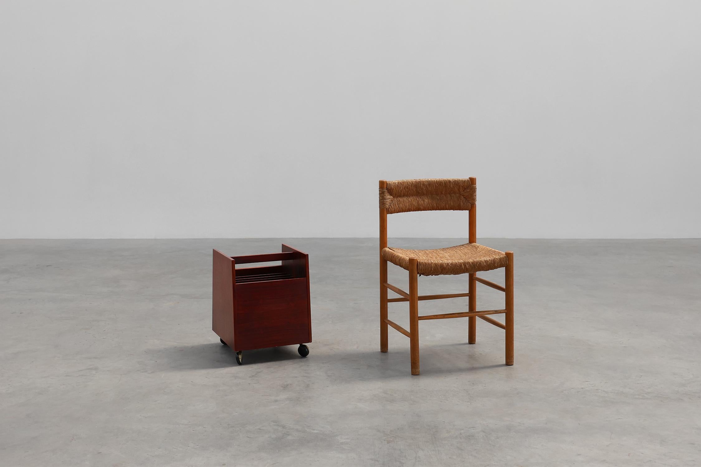 Norvegia / 1970 / Portariviste / Rolf Hesland / Bruksbo / palissandro / metà secolo / Vintage / design scandinavo

Carrello porta riviste o portariviste per LP e dischi in vinile in stile Mid-Century Modernist, disegnato da Rolf Hesland per Bruksbo,