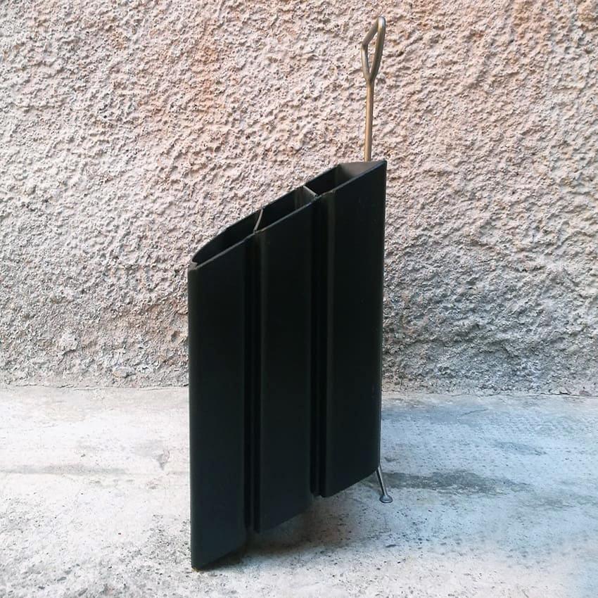 This magic magazine rack produced from MAGIS in the 1980s was designed by Andries and Hiroko Van Onck.
The magazine rack It is made of plastic with a metal handle to move with semplicity when the newspaper and magazine are inside
The rack is in very