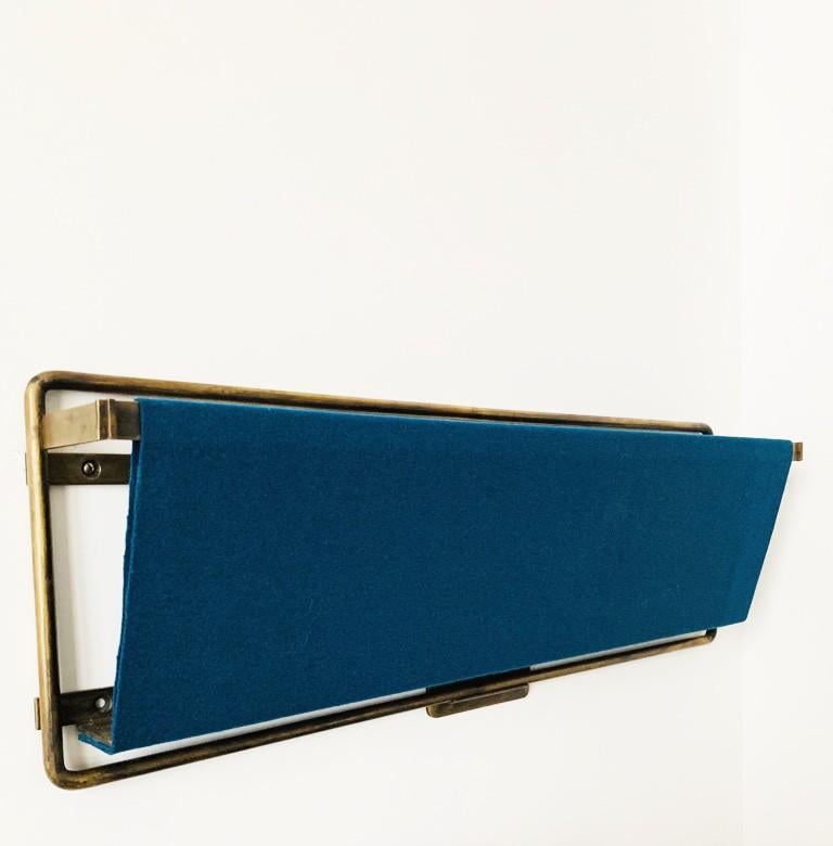 Porte-revues de Charlotte Besson-Oberlin
Dimensions :
Dimensions générales : 76,5 x 12 x 26cm
Largeur de la poche : 72 x 21,5 cm
Matériaux : structure en laiton patiné noir.

Dimensions totales : l765 x p 120 x H 260mm largeur de poche : 720 x