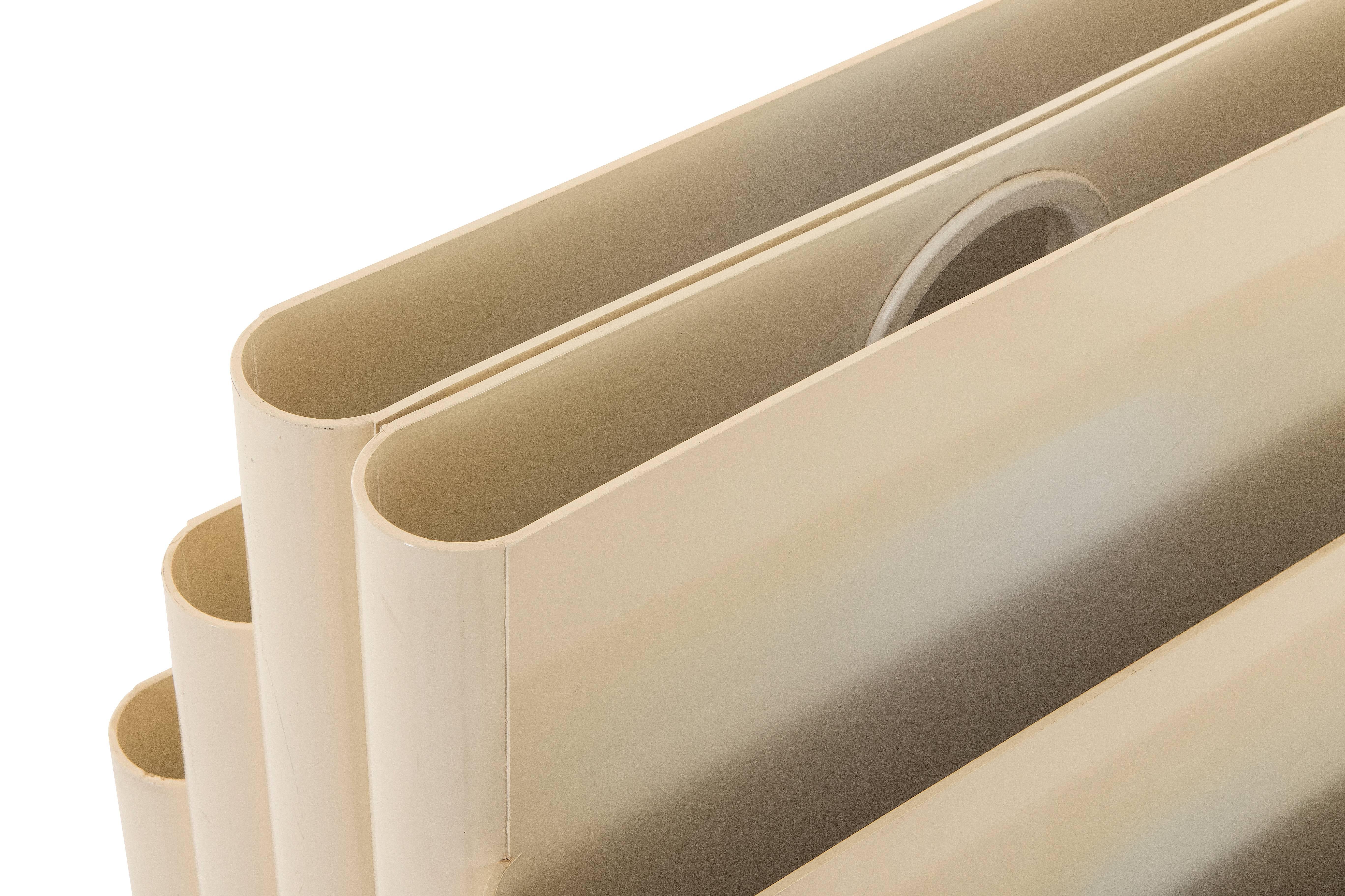 Six pocket magazine rack, Kartell model 4675, designed by Giotto Stoppino in 1972. Central handle makes for easy carrying, in off-white color. Material used is resin/polyester mix.
 