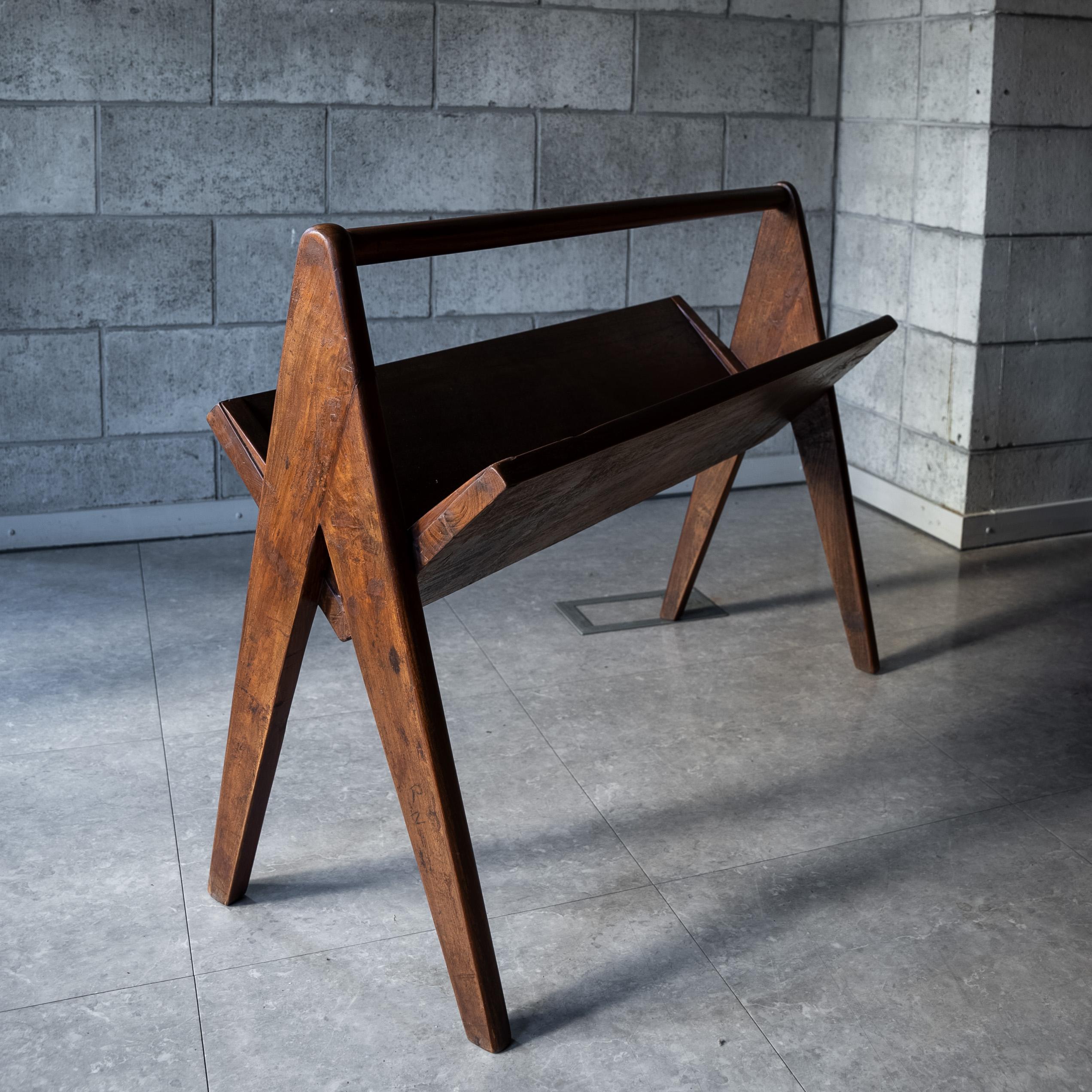 Questo portariviste è stato disegnato da Pierre Jeanneret (1896 - 1967) e mantiene ancora oggi un significato culturale unico e un valore senza tempo. Un pezzo d'arredamento di questo tipo può adattarsi a qualsiasi arredamento o spazio. 

Il design