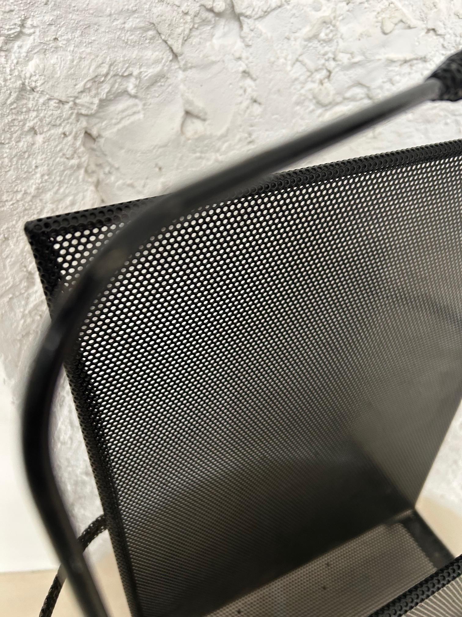 Portariviste in metallo traforato disegnato da Mathieu Mategot, circa 1950 in vendita 2