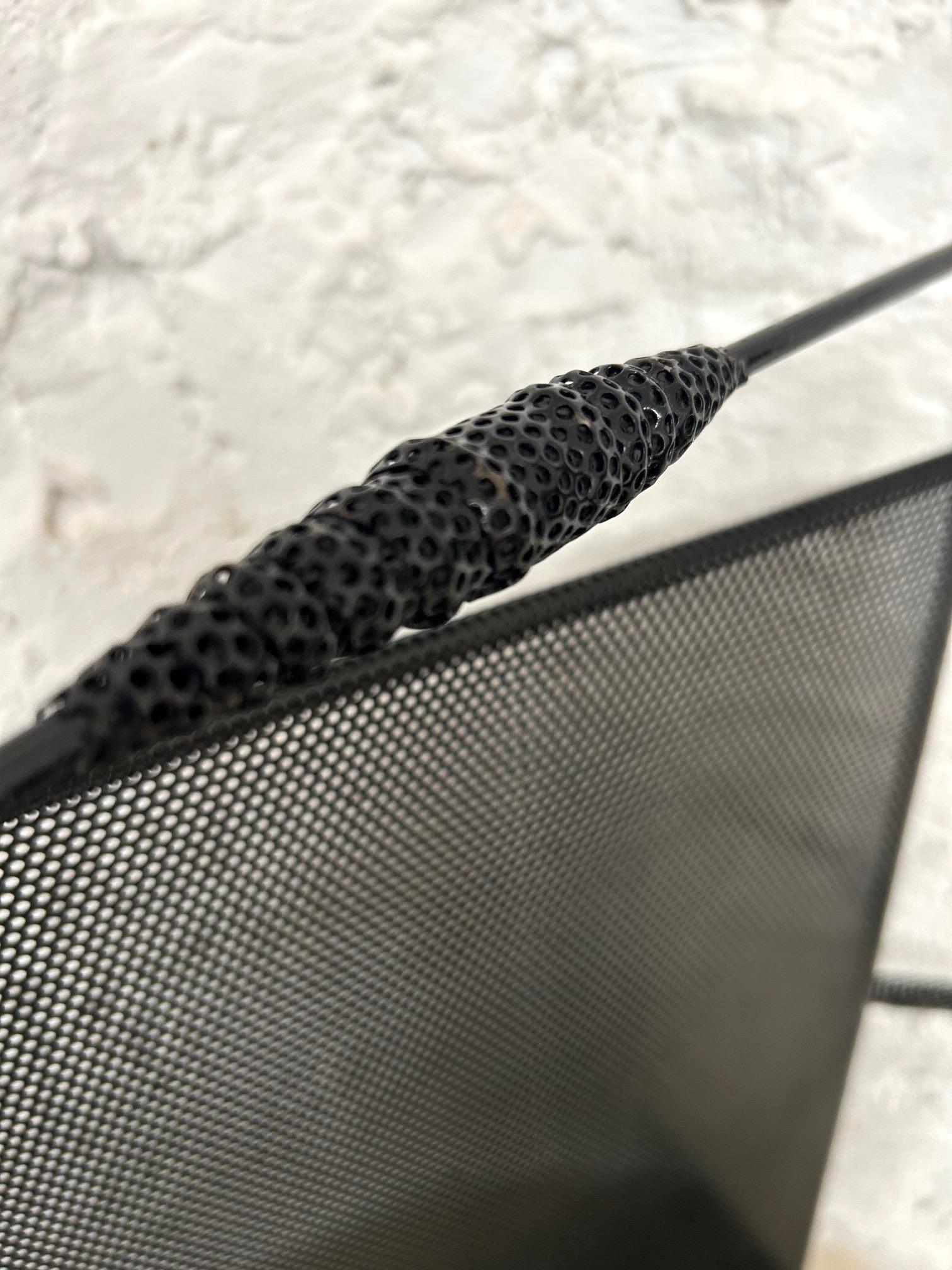 Portariviste in metallo traforato disegnato da Mathieu Mategot, circa 1950 in vendita 3